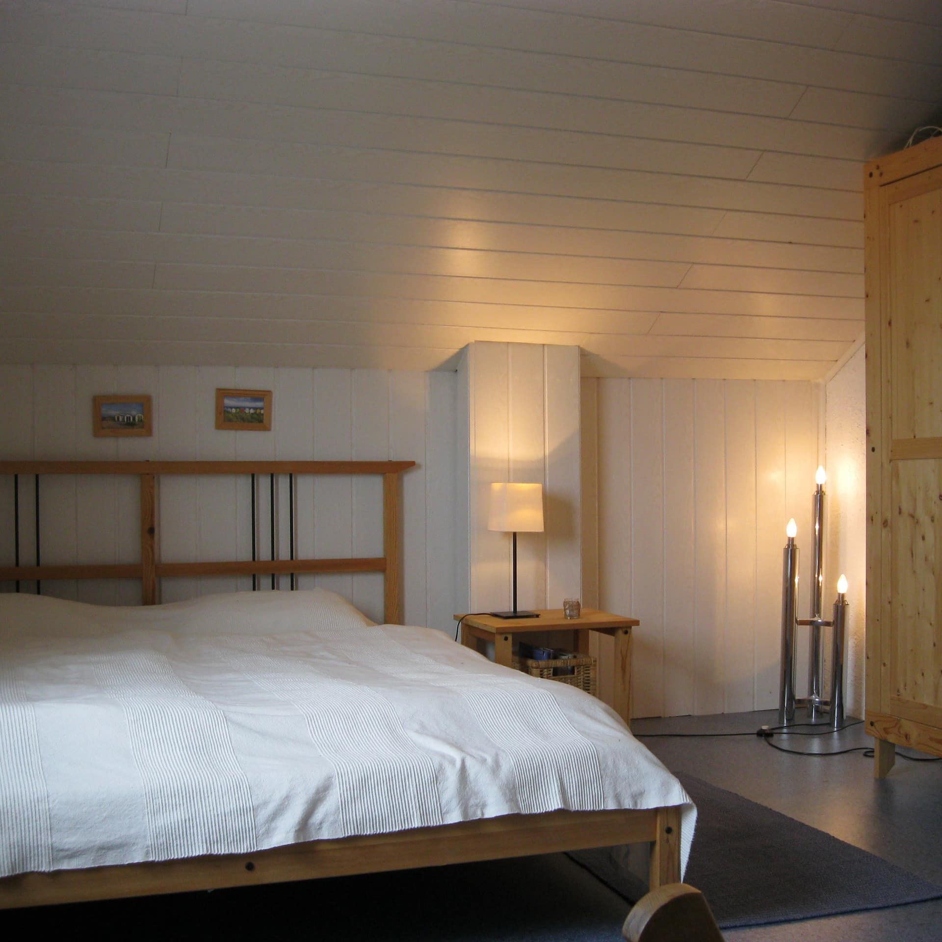 Ferienwohnung in Cadzand mit gemütlichem Schlafzimmer: großes Doppelbett und Holzschrank