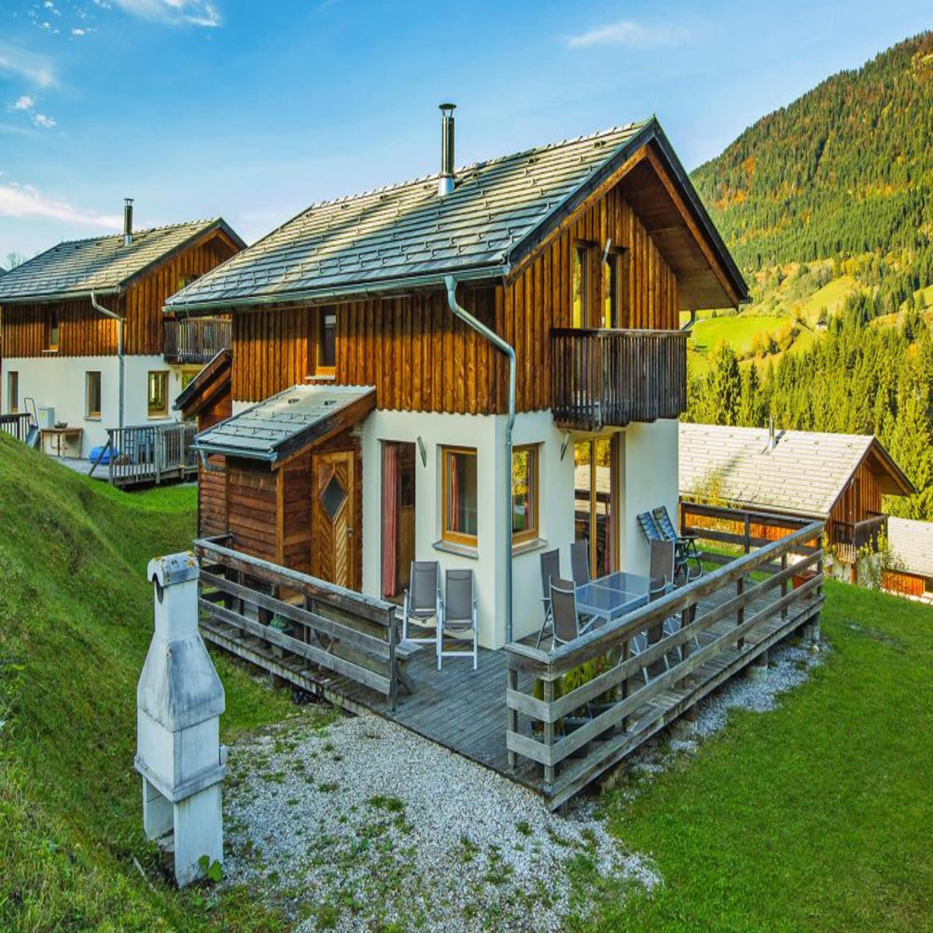 Bergdorf in den Salzburger Dolomiten: Von den neuen Ferienhäusern im Bergbauernstil genießen Sie die schönsten Aussichten auf die Alpen.