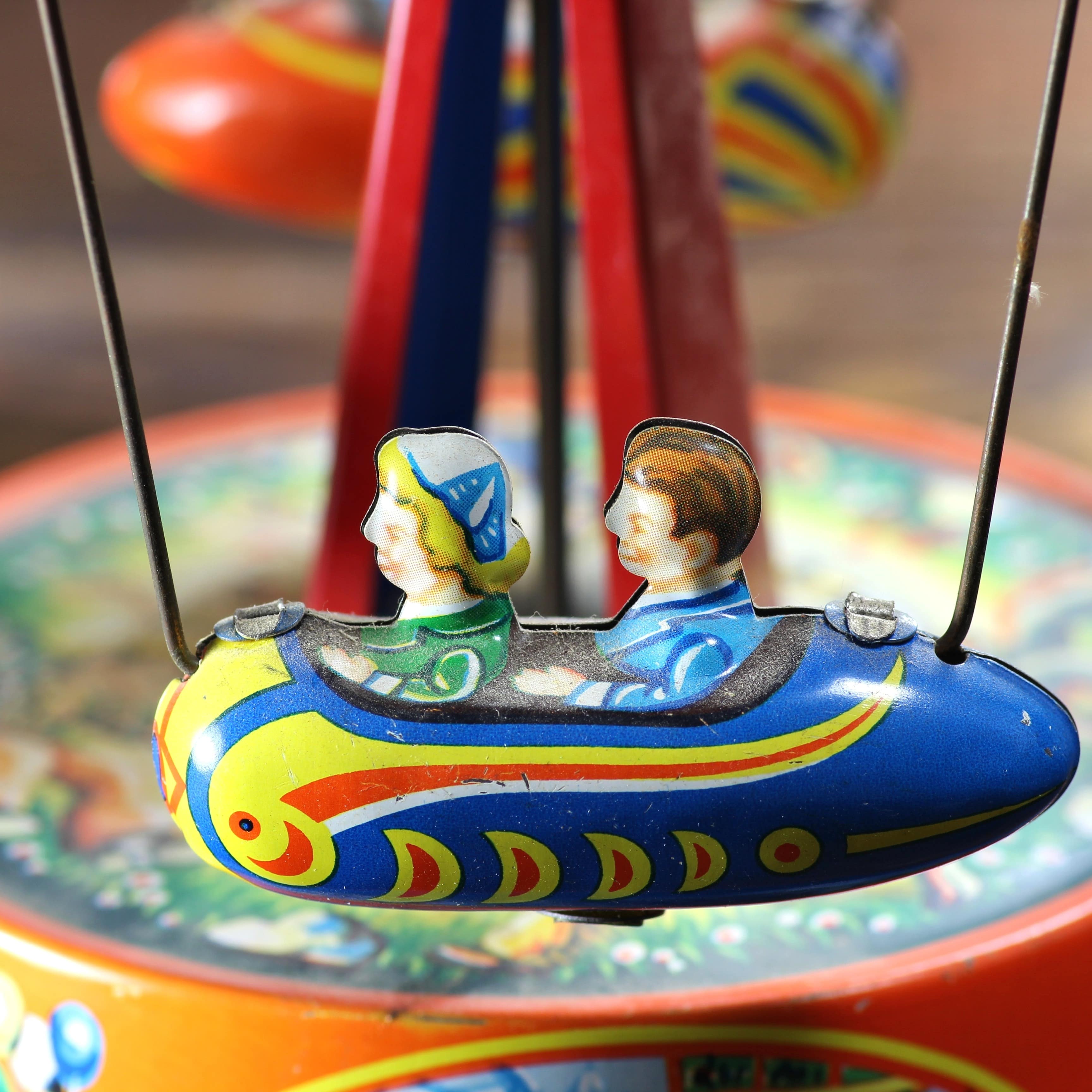 Nahaufnahme: Gondel eines alten Blechkarussells im Spielzeugmuseum.