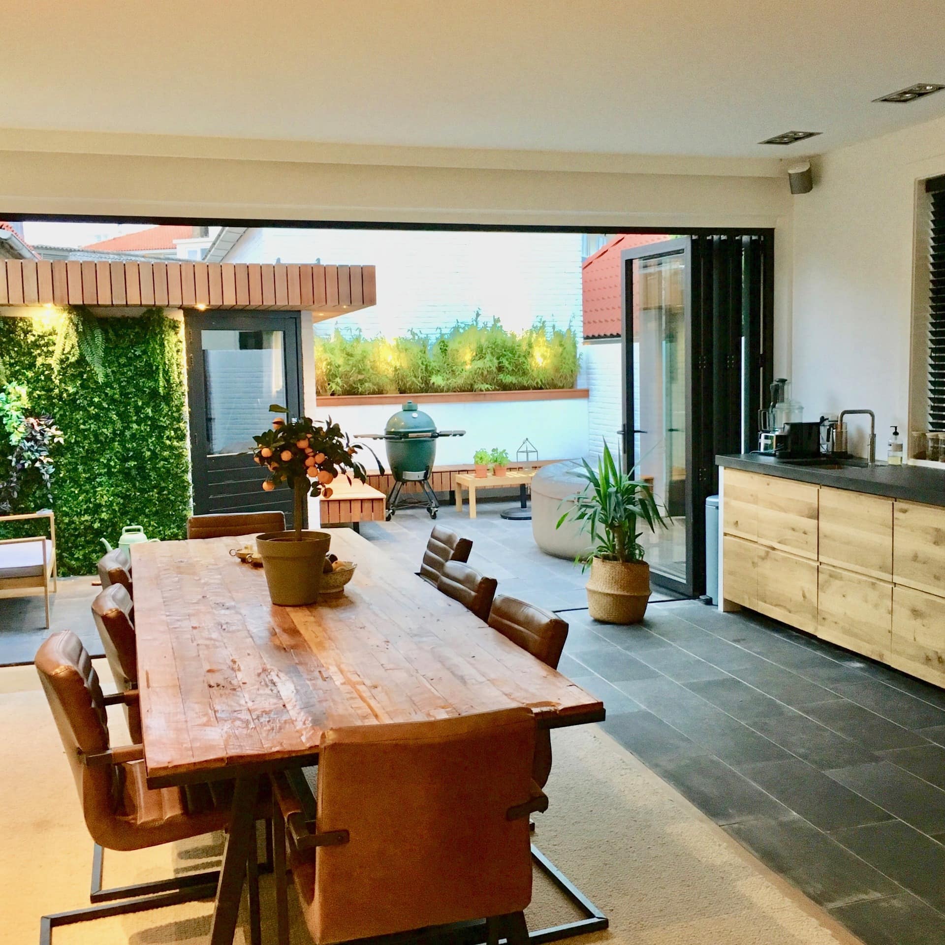 Essbereich und offene Terrasse eines Ferienhauses direkt am Strand in Noordwijk