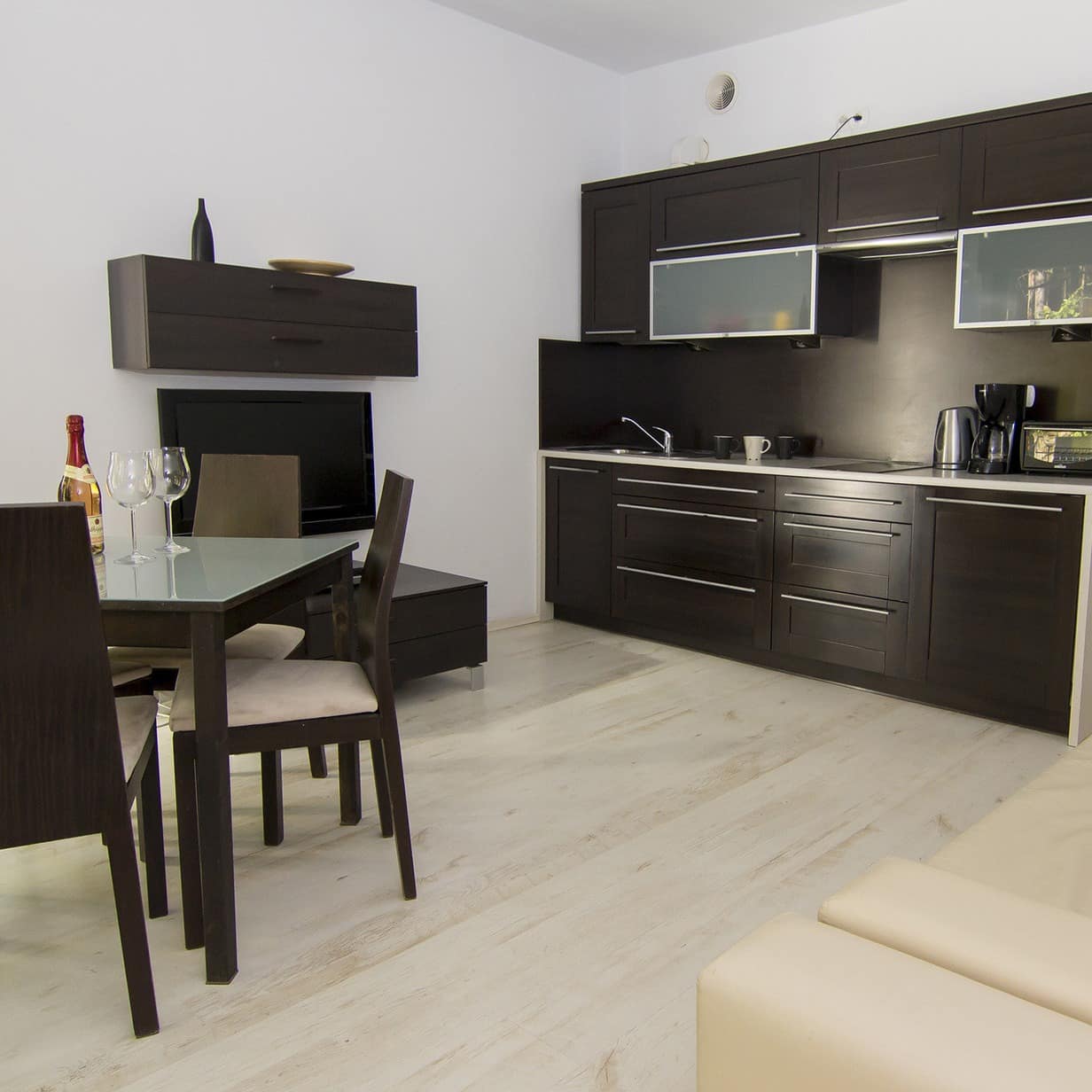 Küche und Wohnbereich einer günstigen Ferienwohnung in Swinemünde