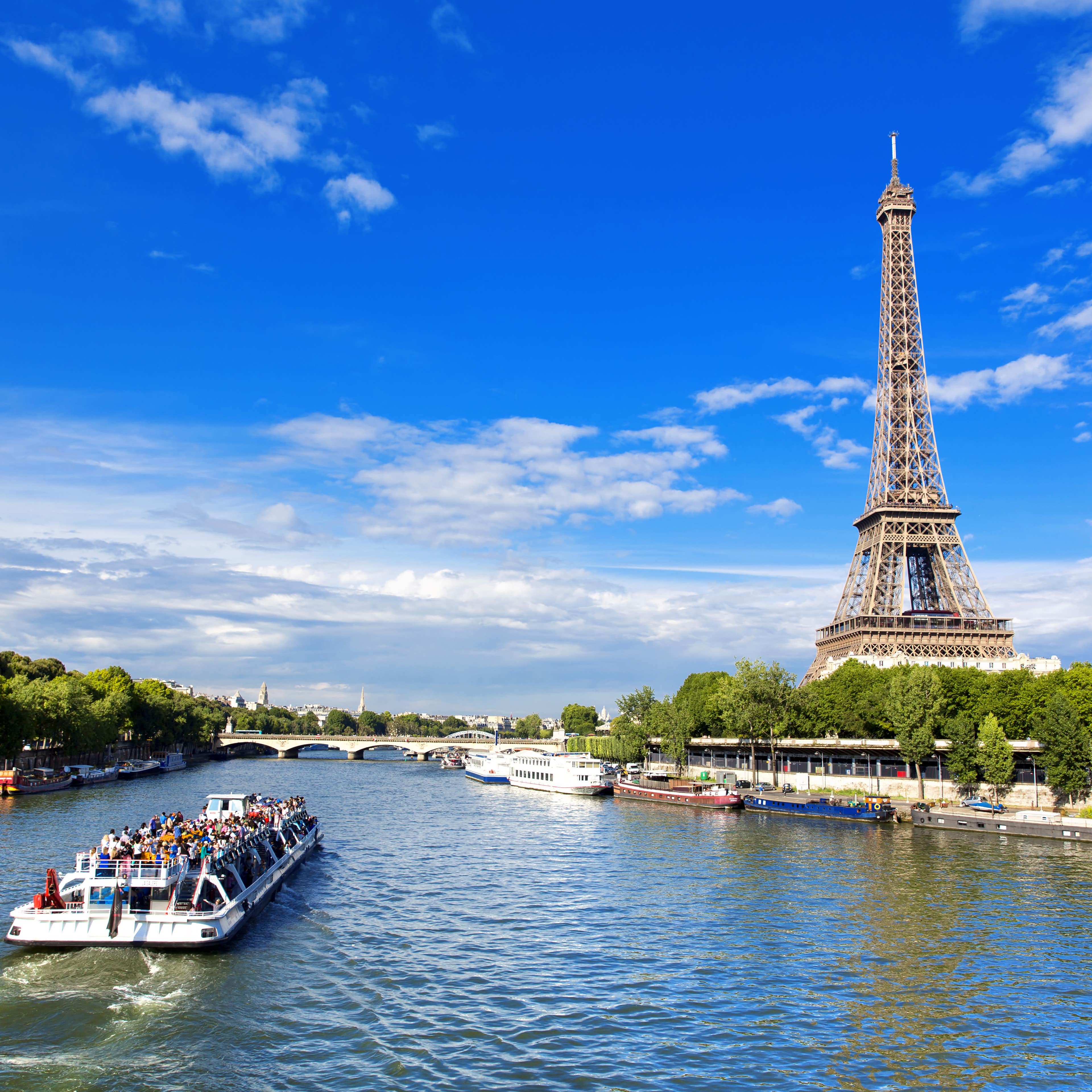 Touristenboot auf der Seine schippert am Eifelturm vorbei.