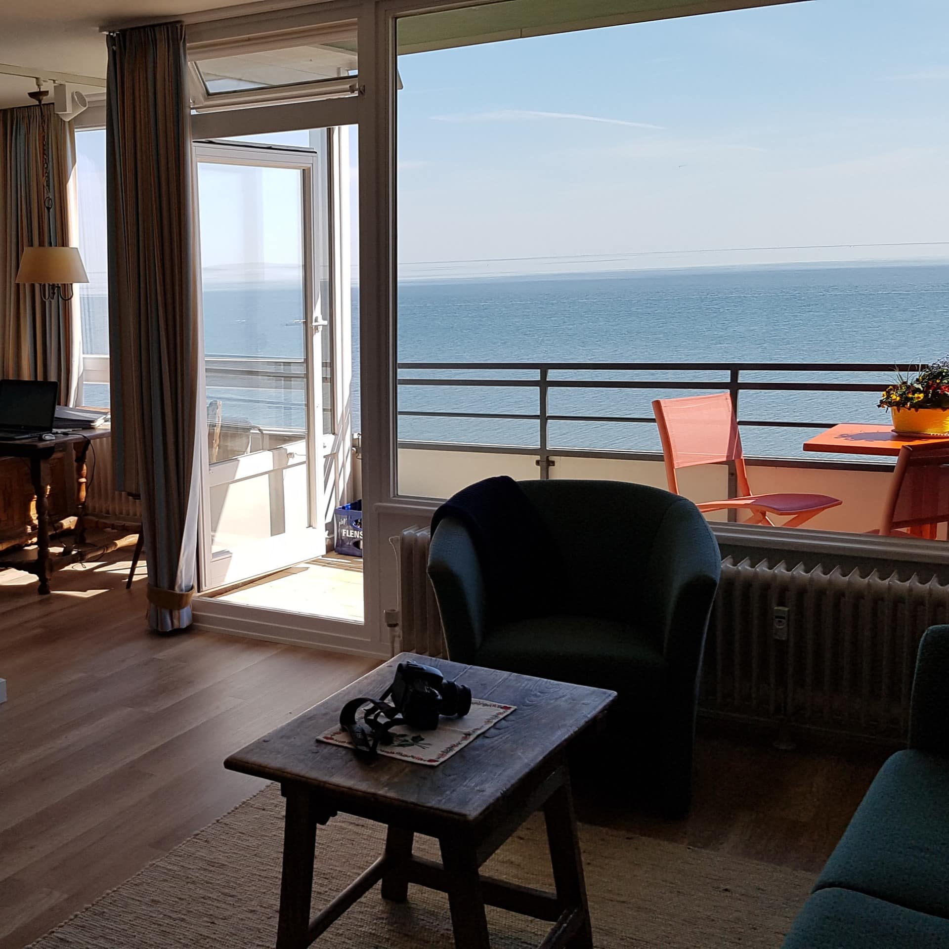 Wohnzimmer einer Ferienwohnung mit traumhaftem Meerblick in List auf Sylt