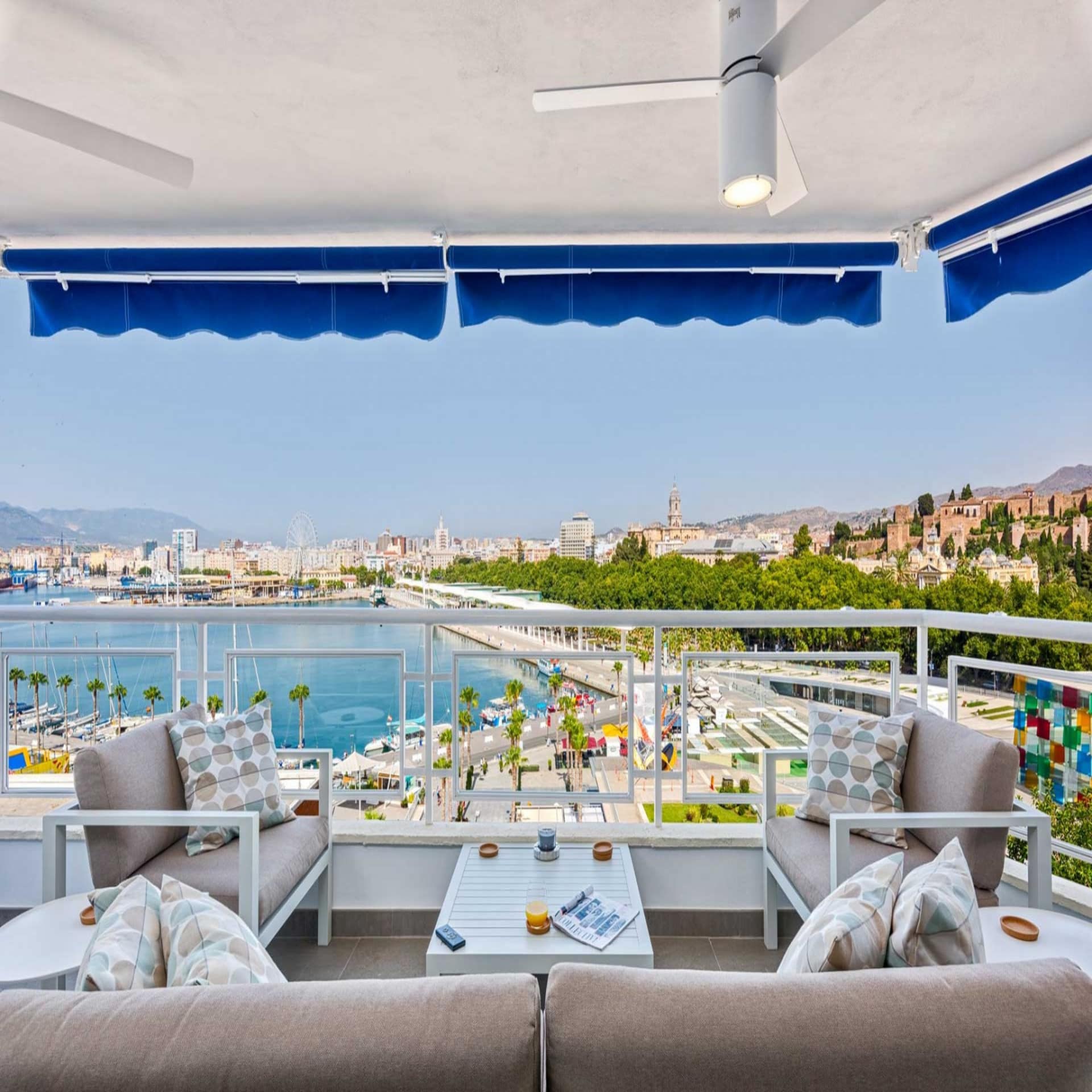 Großer, modernen Balkon mit Blick auf den Hafen und die Stadt Malaga.