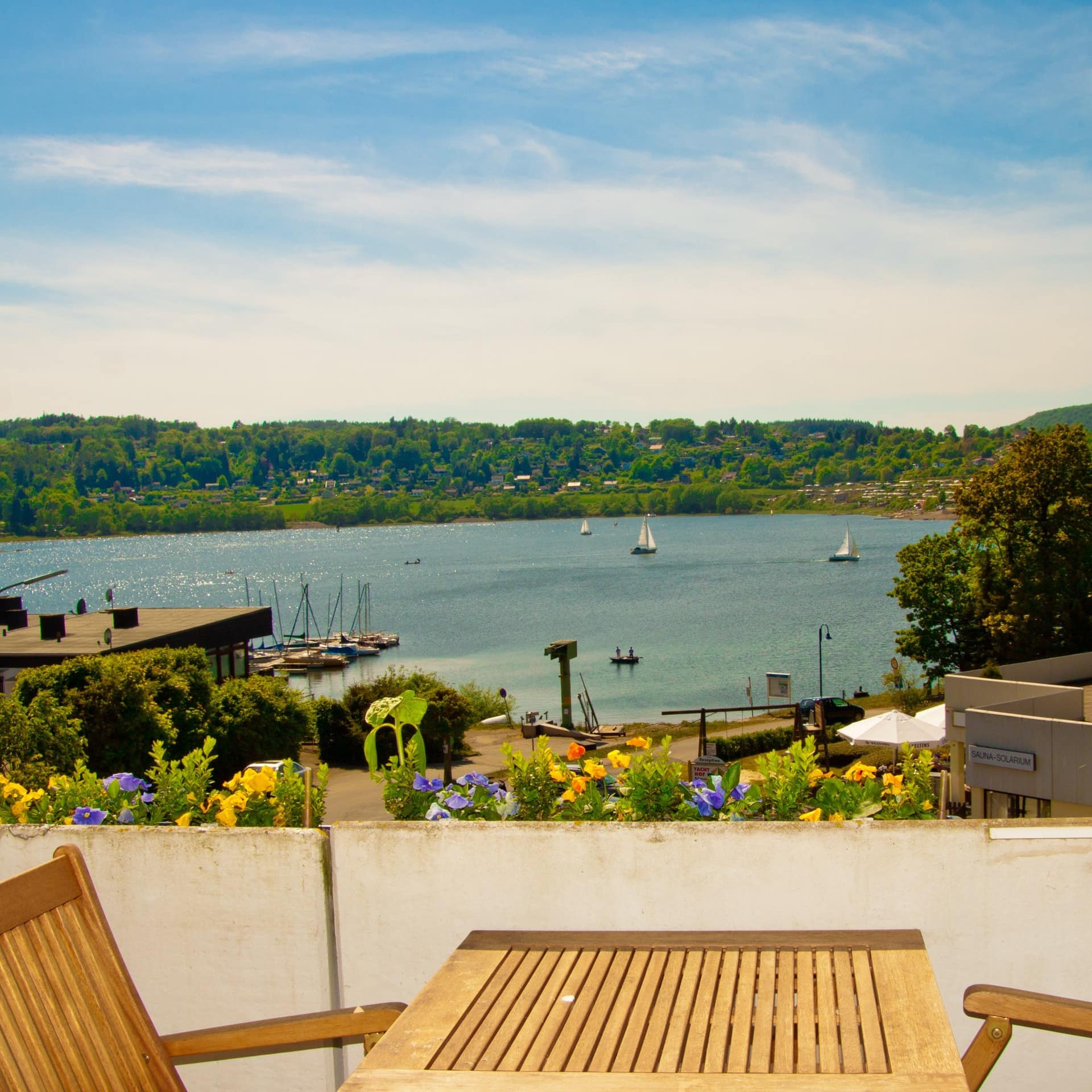 Blick vom Balkon einer Ferienwohnung auf den Edersee
