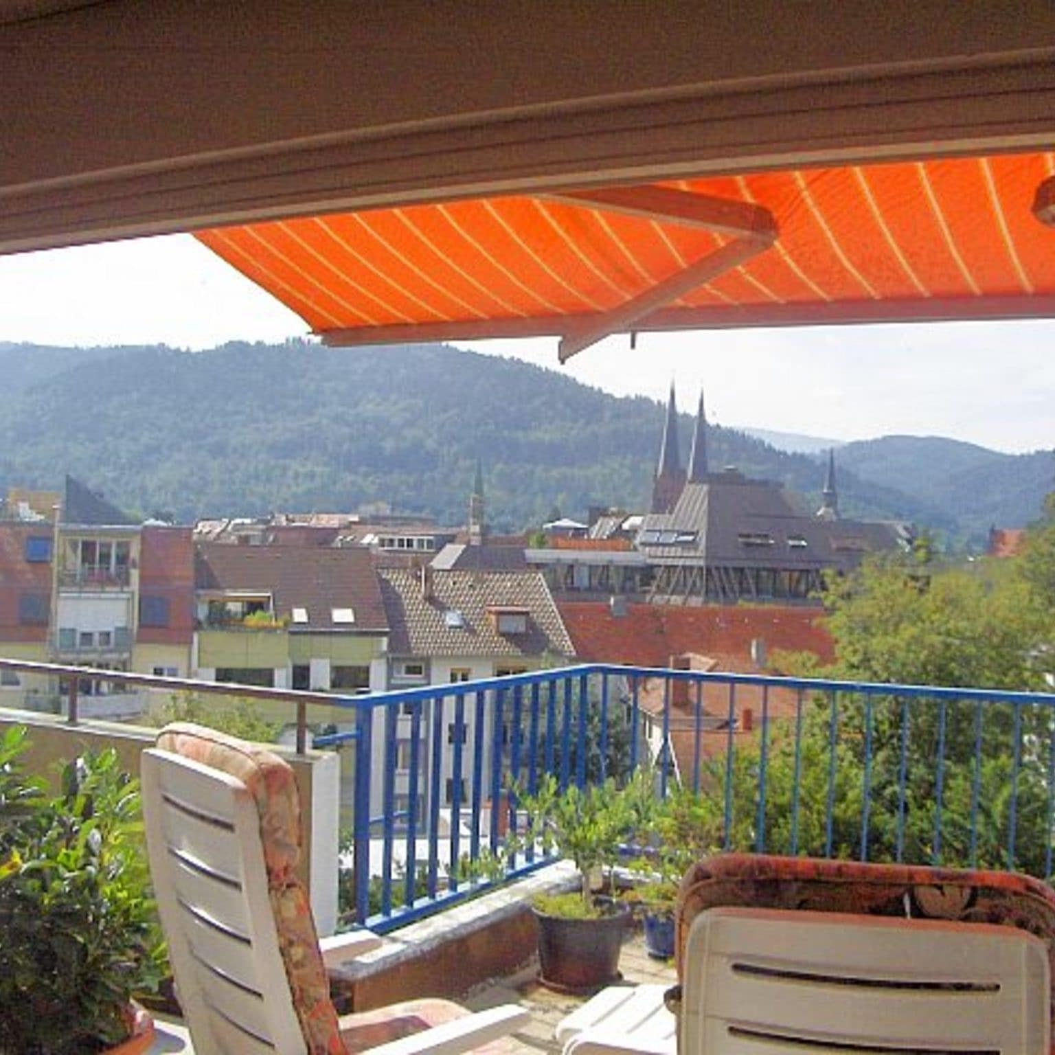 Blick über die Dächer der Altstadt vom Esszimmer aus einer günstigen Ferienwohnung in Freiburg 