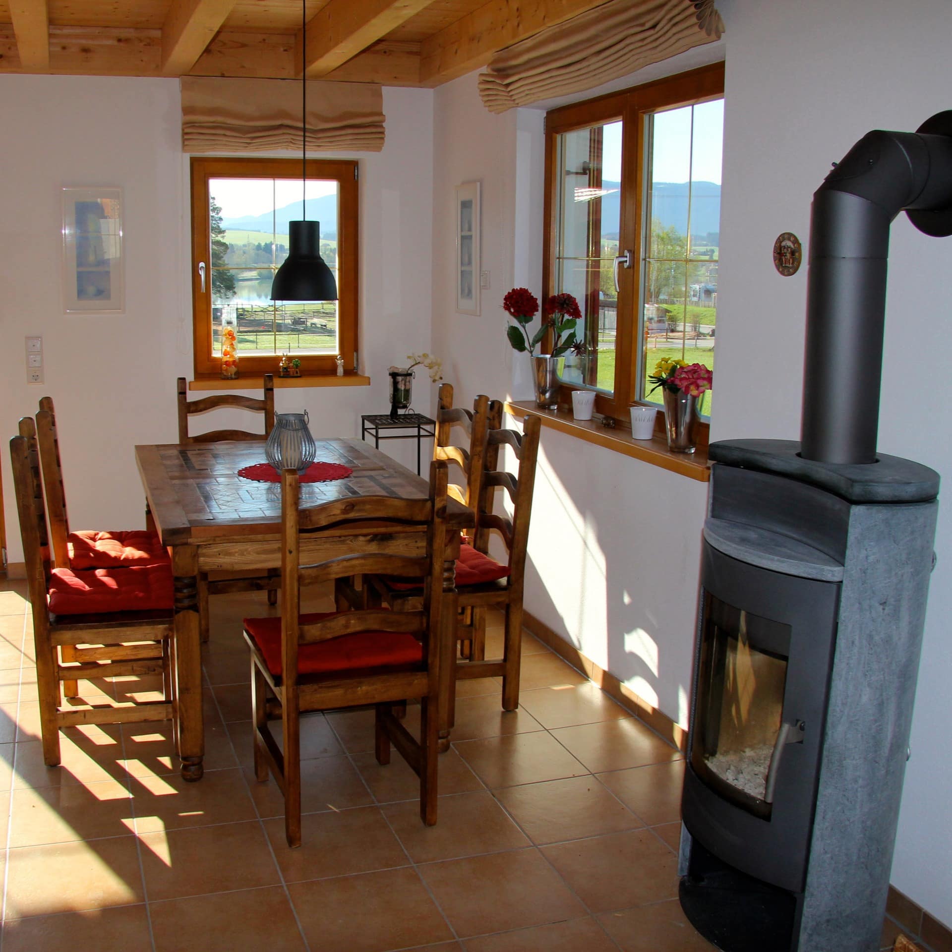 Essbereich mit Kamin eines gehobenen Ferienhauses in Bayern am See