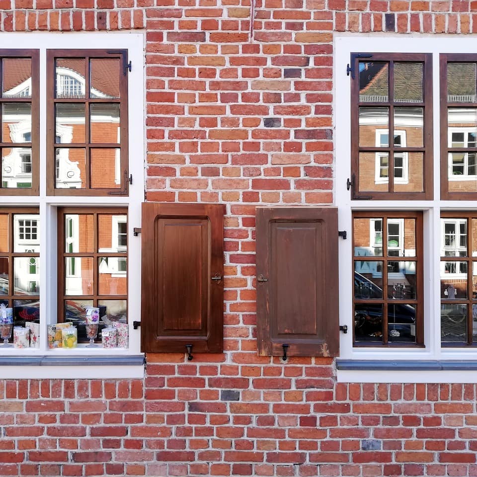 Fassade eines typischen roten Backsteinhauses im Holländischen Viertel.