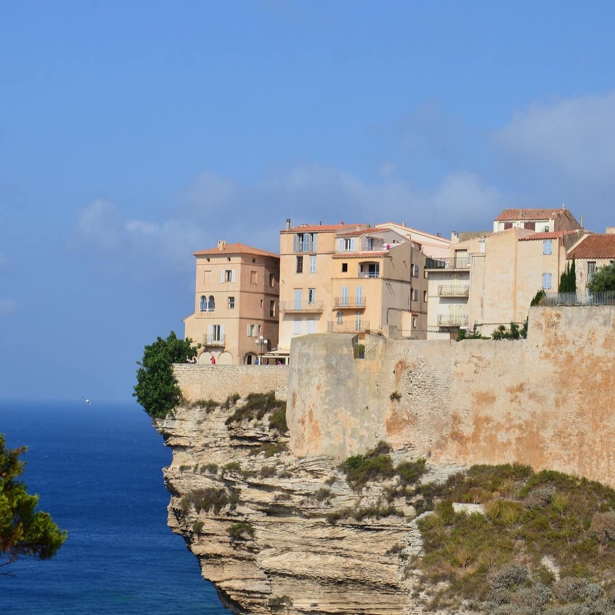 Blick auf Häuser auf Korsika direkt auf einer Klippe. 