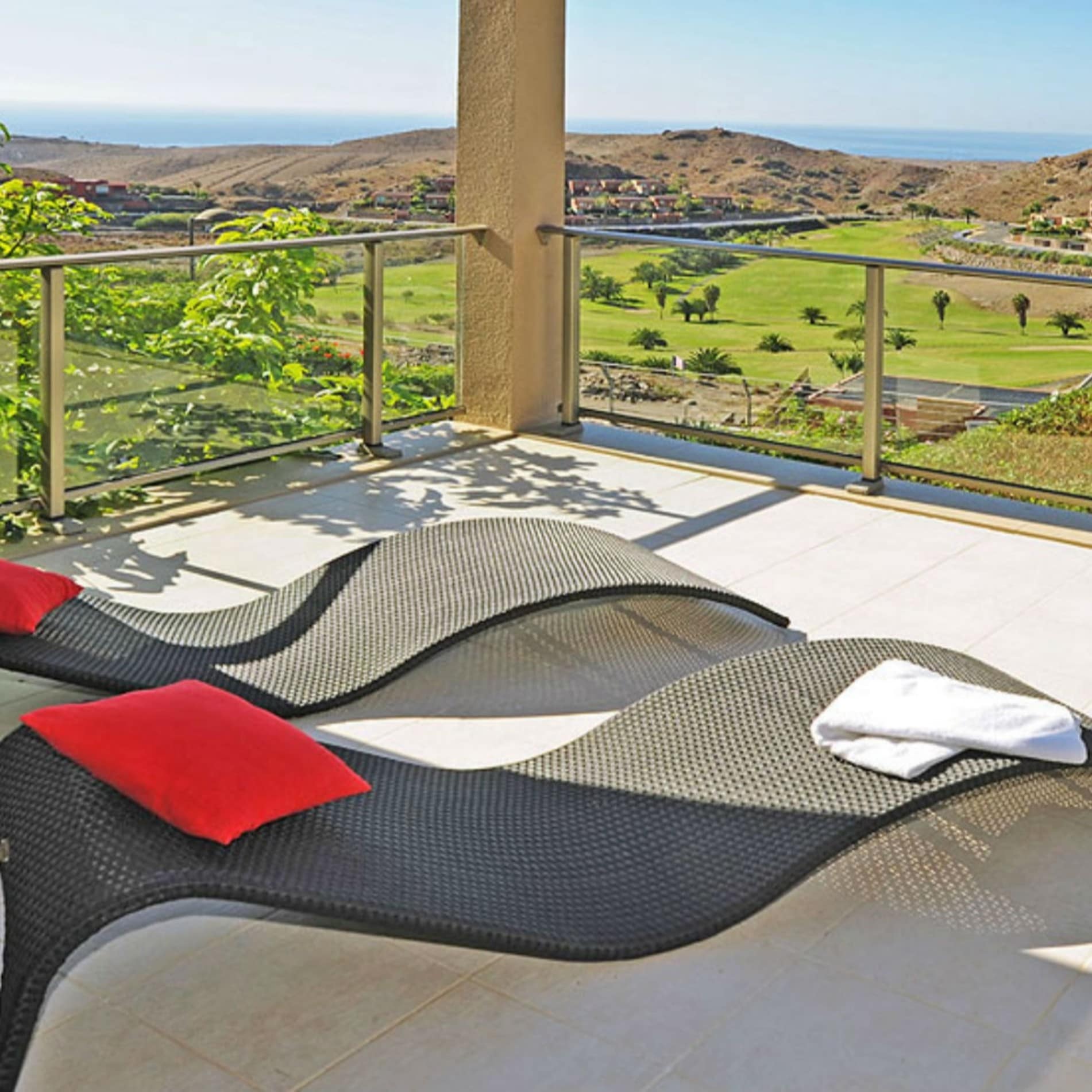 Blick vom Balkon eines Bungalows auf Gran Canaria auf das Umland und das Meer im Hintergrund