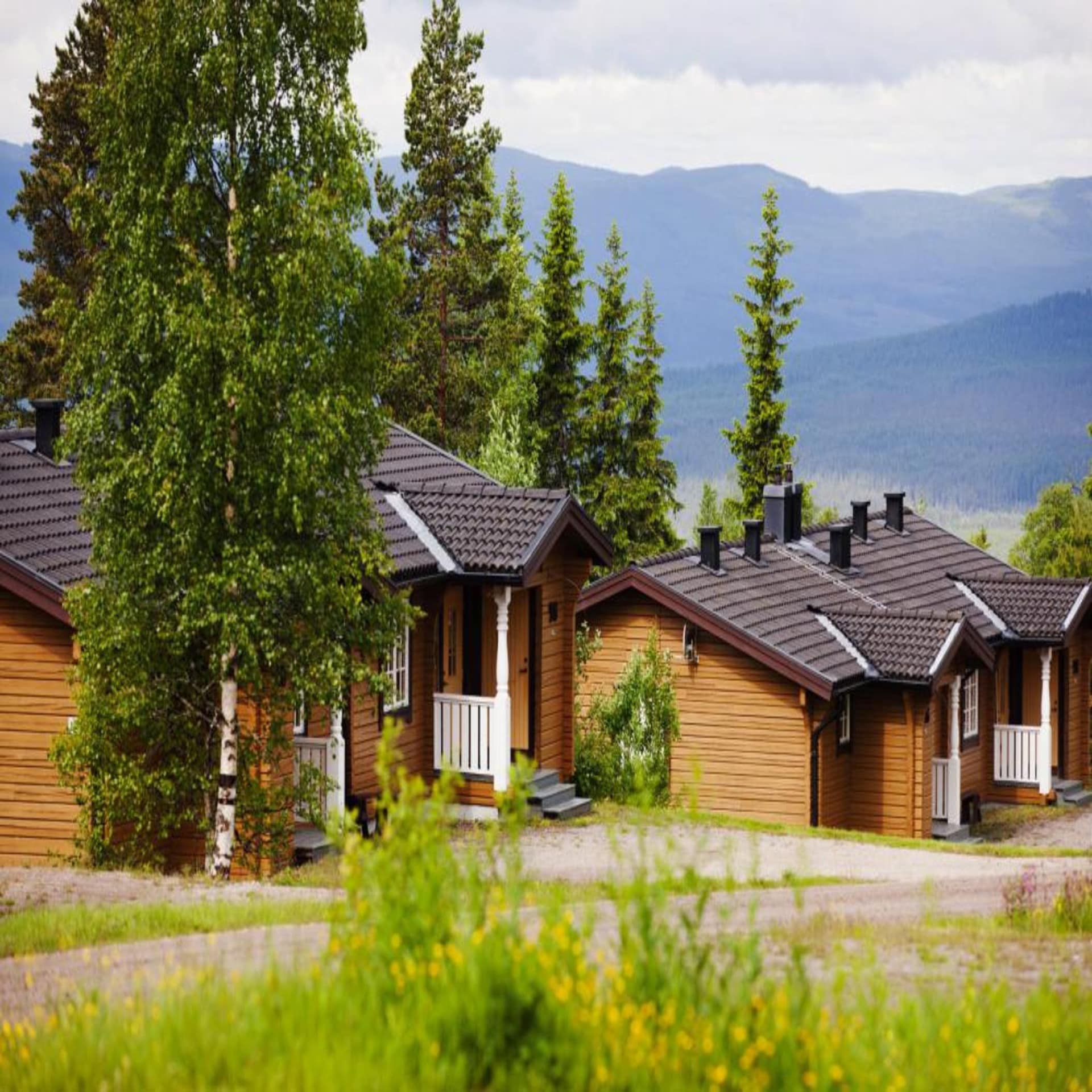Allgäu oder Värmland? Diese Holzhäuser eines Ferienparks in Schweden könnten auch in Süddeutschland stehen.