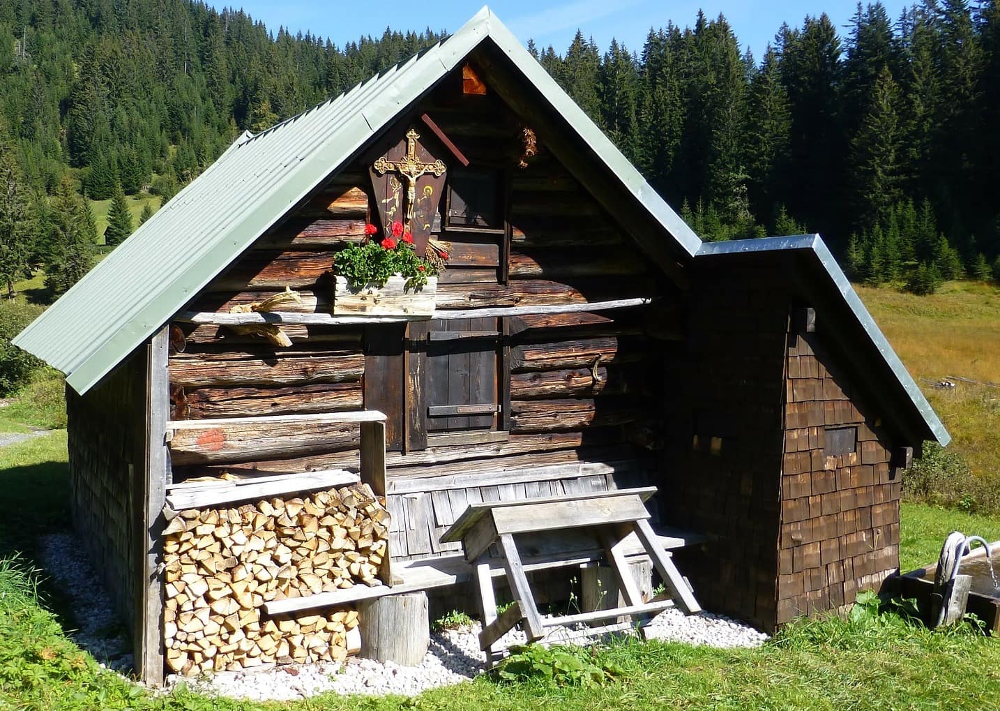 Eine kleine Hütte im Allgäu am Wegrand
