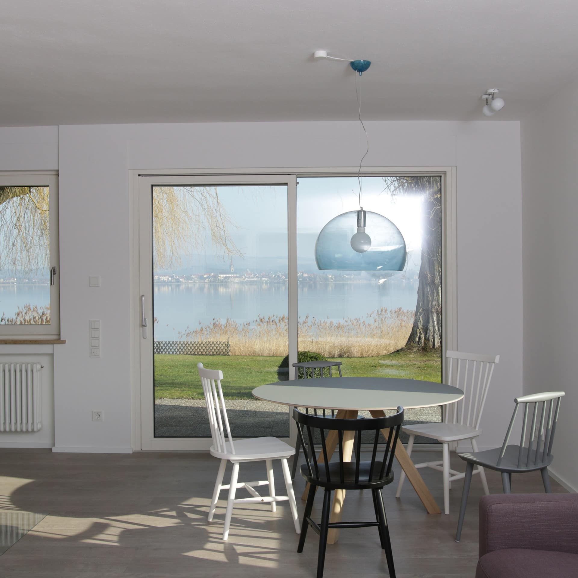 Modernes Wohnzimmer eines Ferienhauses am Bodensee direkt am See