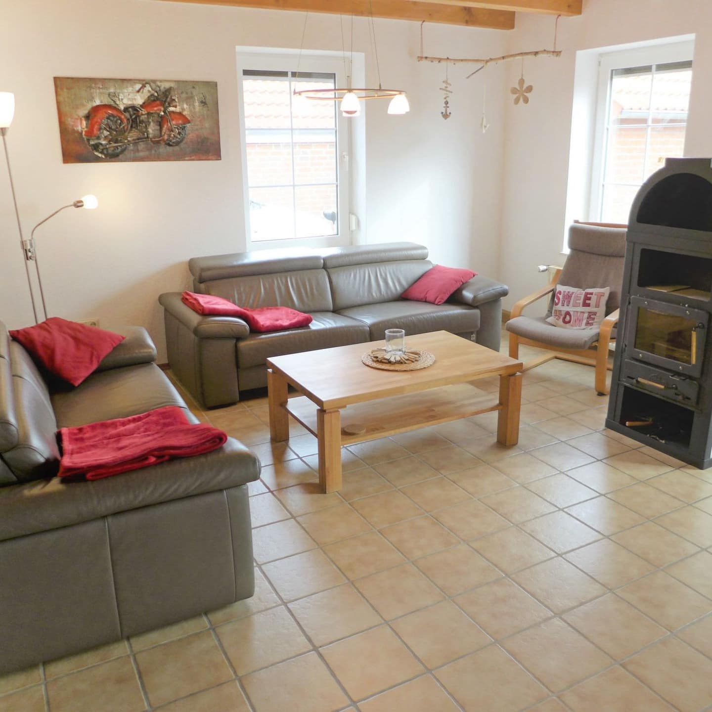 Wohnzimmer einer Ferienwohnung in Norderney mit Kamin und Sofaecke