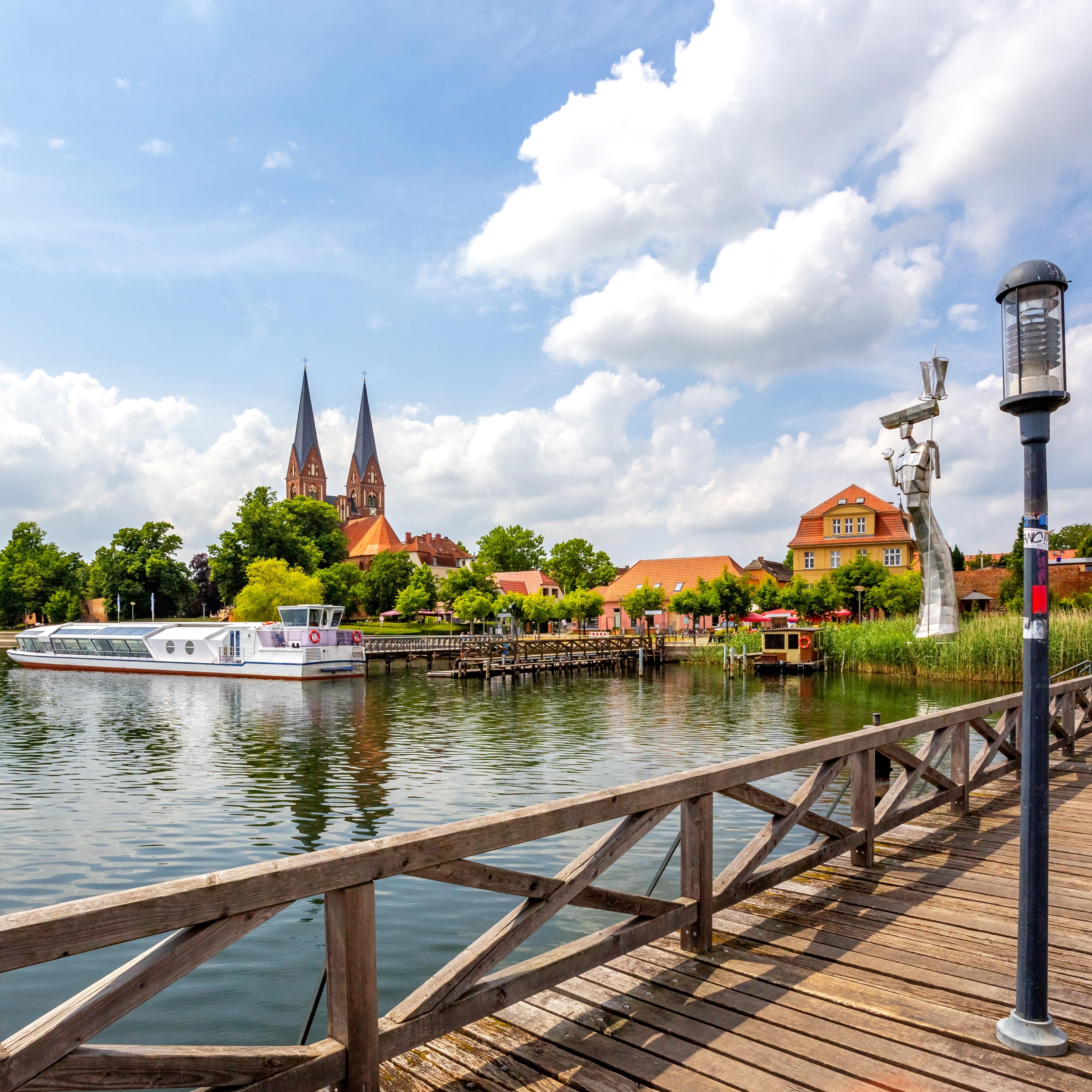 Seepromenade und Bootsanleger von Neuruppin, im Hintergrund die Kirche mit Zwillingstürmen.