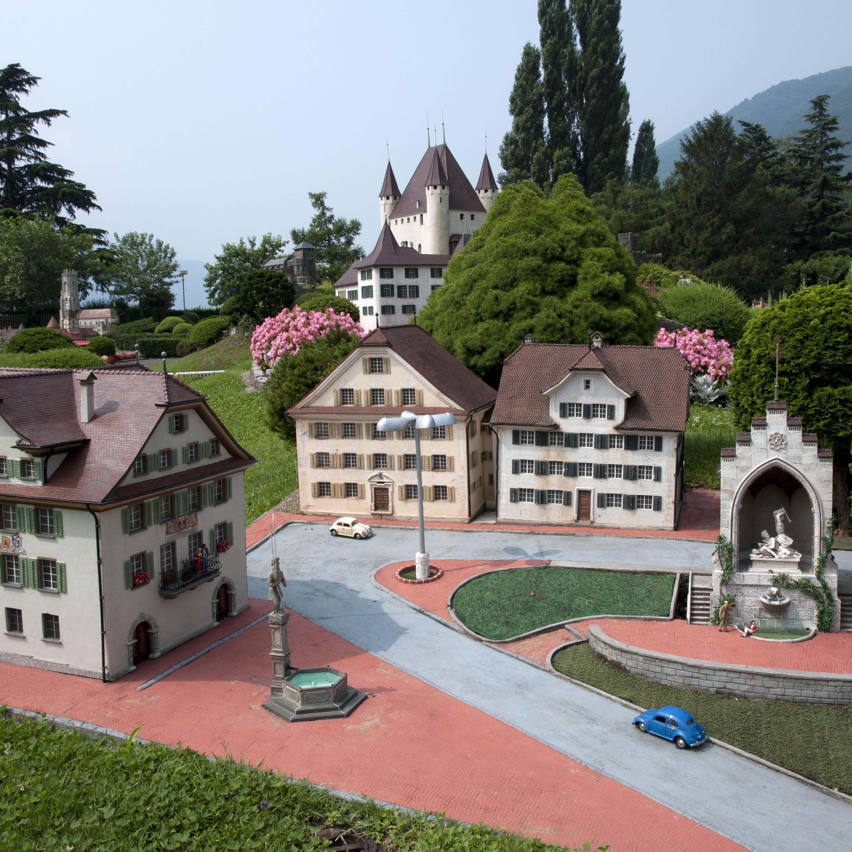 Einige Häuser, Brunnen und eine Straße in einer Miniaturwelt