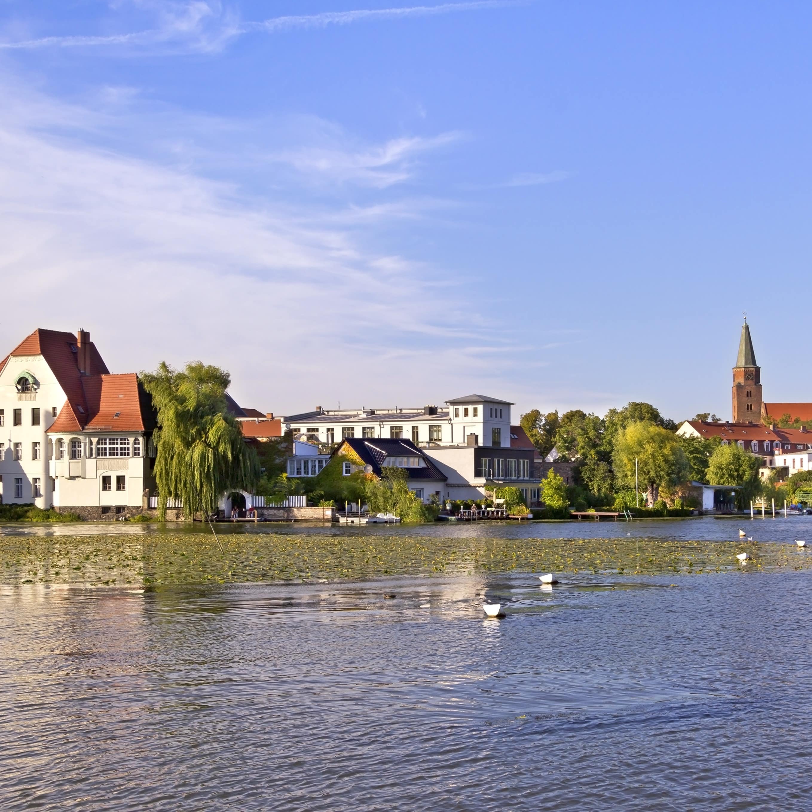 Blick übers Wasser auf die Stadt Brandenburg.