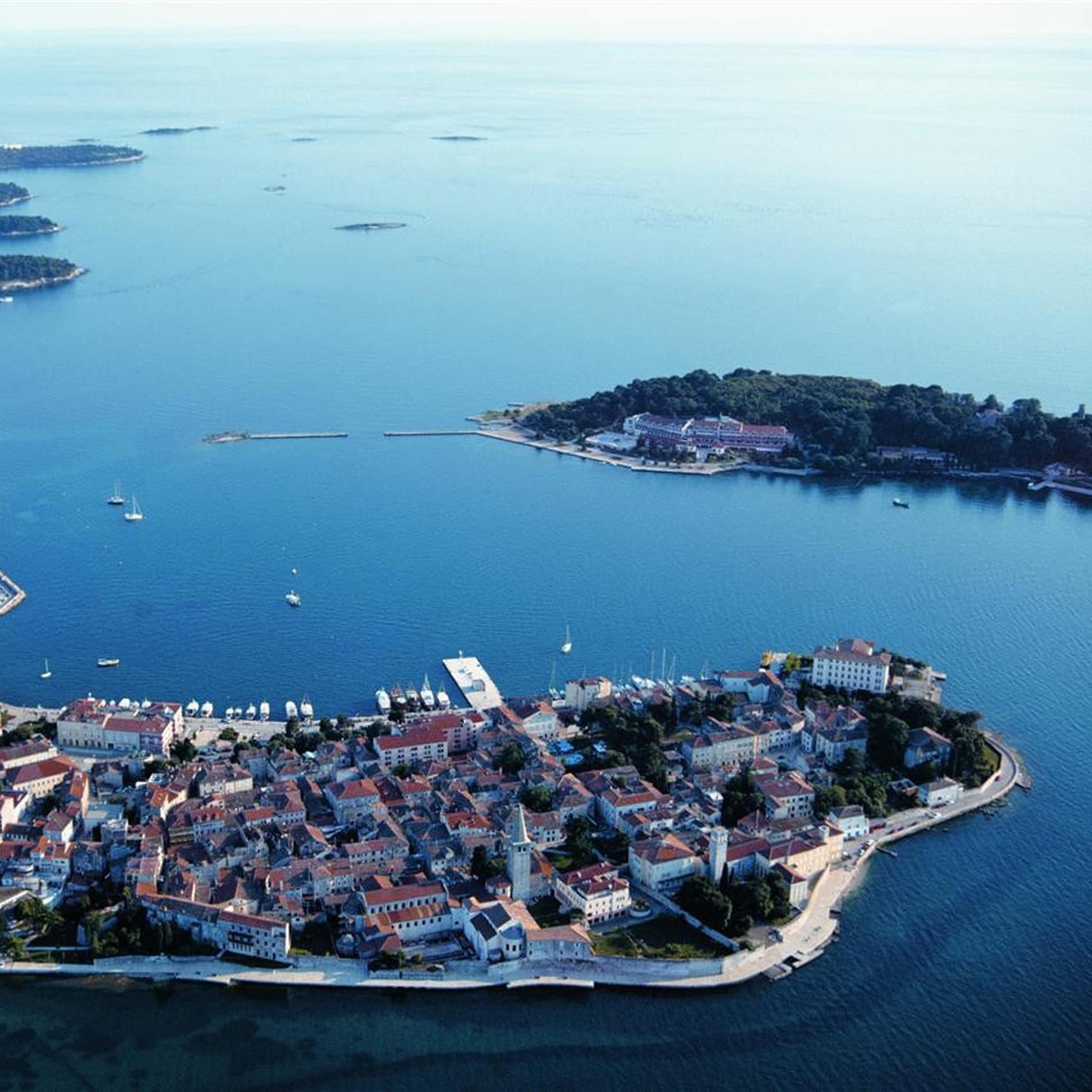 Die Altstadt von Poreč liegt auf einer kleinen Halbinsel, während gegenüber die Insel Sveti Nikola zu erkennen ist