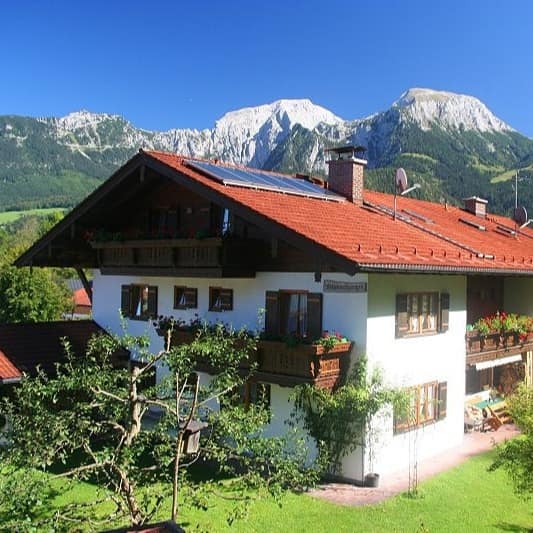 Ein Haus im bayerischen Stil mit Ferienwohnungen und Garten in Schönau am Königssee