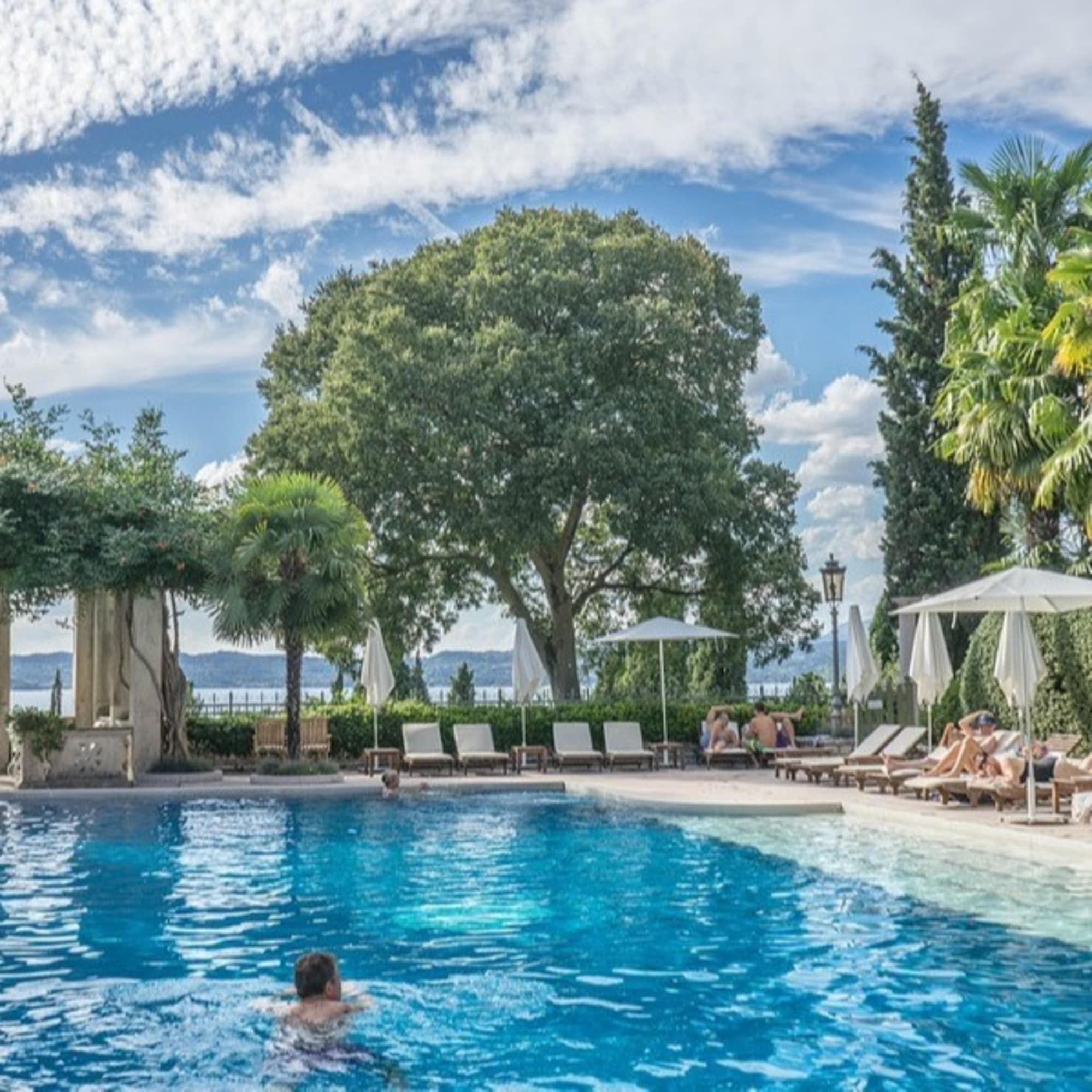 Privater Pool einer großzügigen historischen Villa am Gardasee