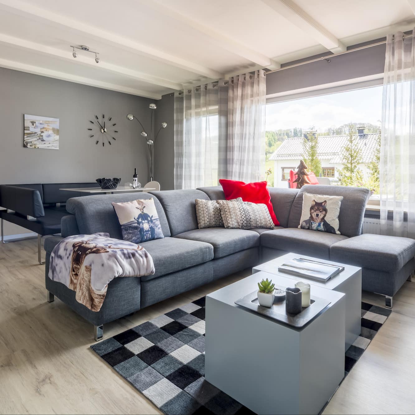 Exklusive Ferienwohnung in Willingen mit elegant eingerichtetem, hellem Wohnraum mit Sofagarnitur und Essecke