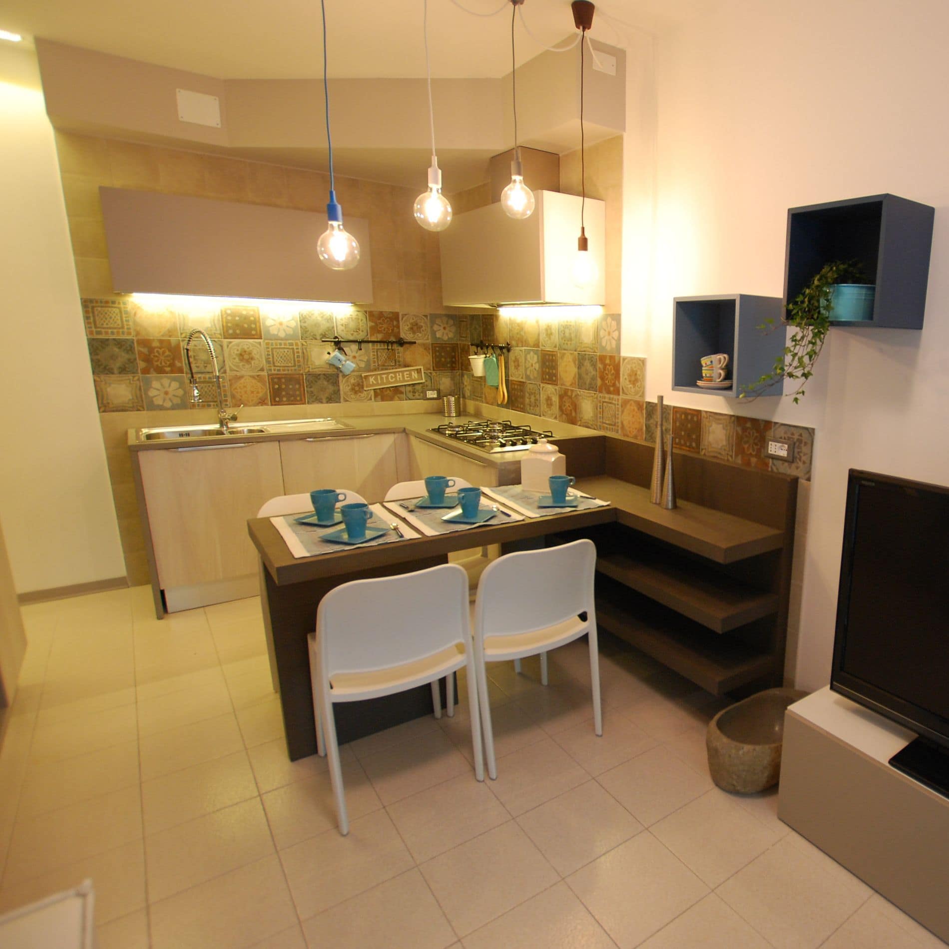 Geräumige Wohnküche mit Esstisch für 4 Personen in der Ferienwohnung in Bibione Pineda