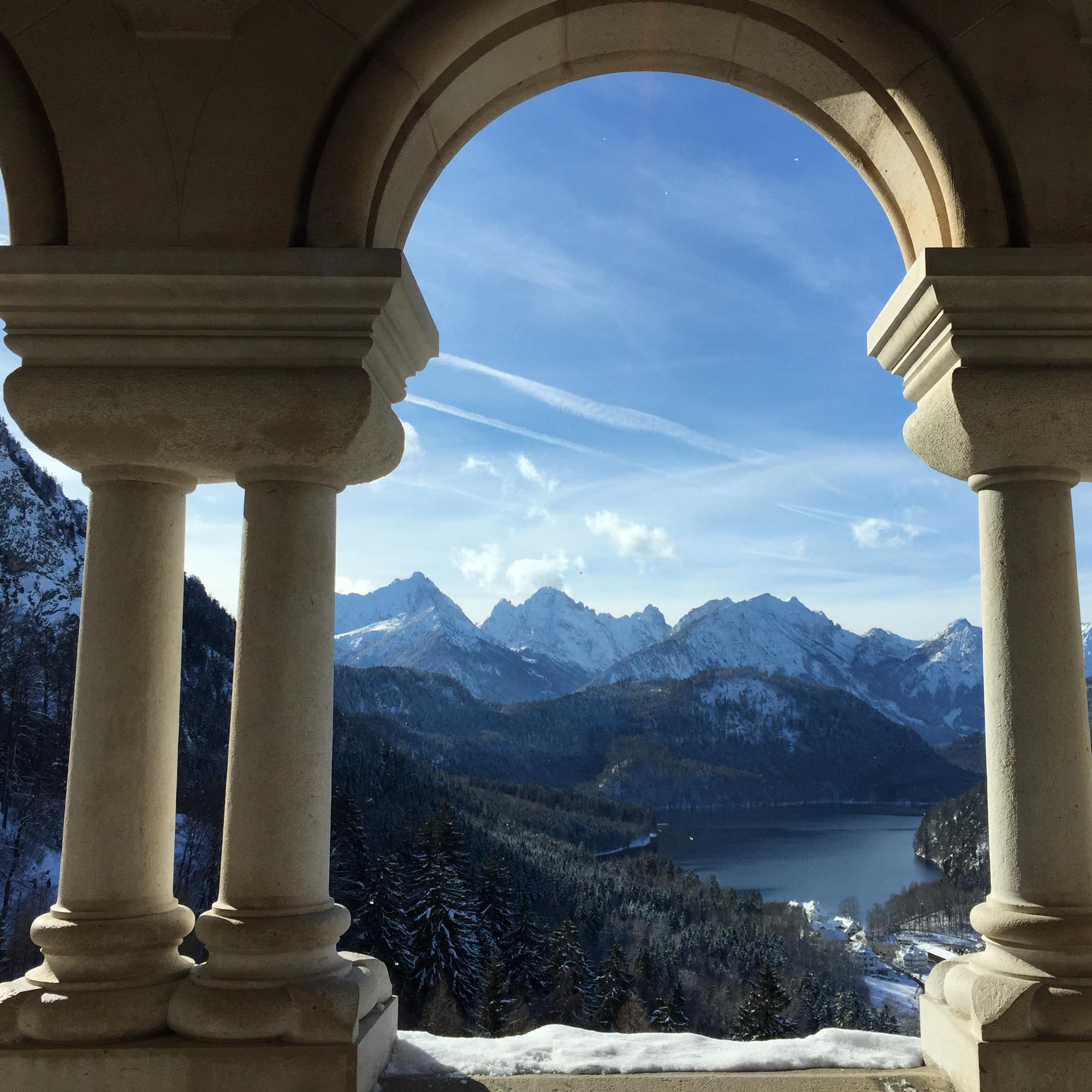 Aussicht vom Schloss Neuschwanstein auf die umliegenden Berge