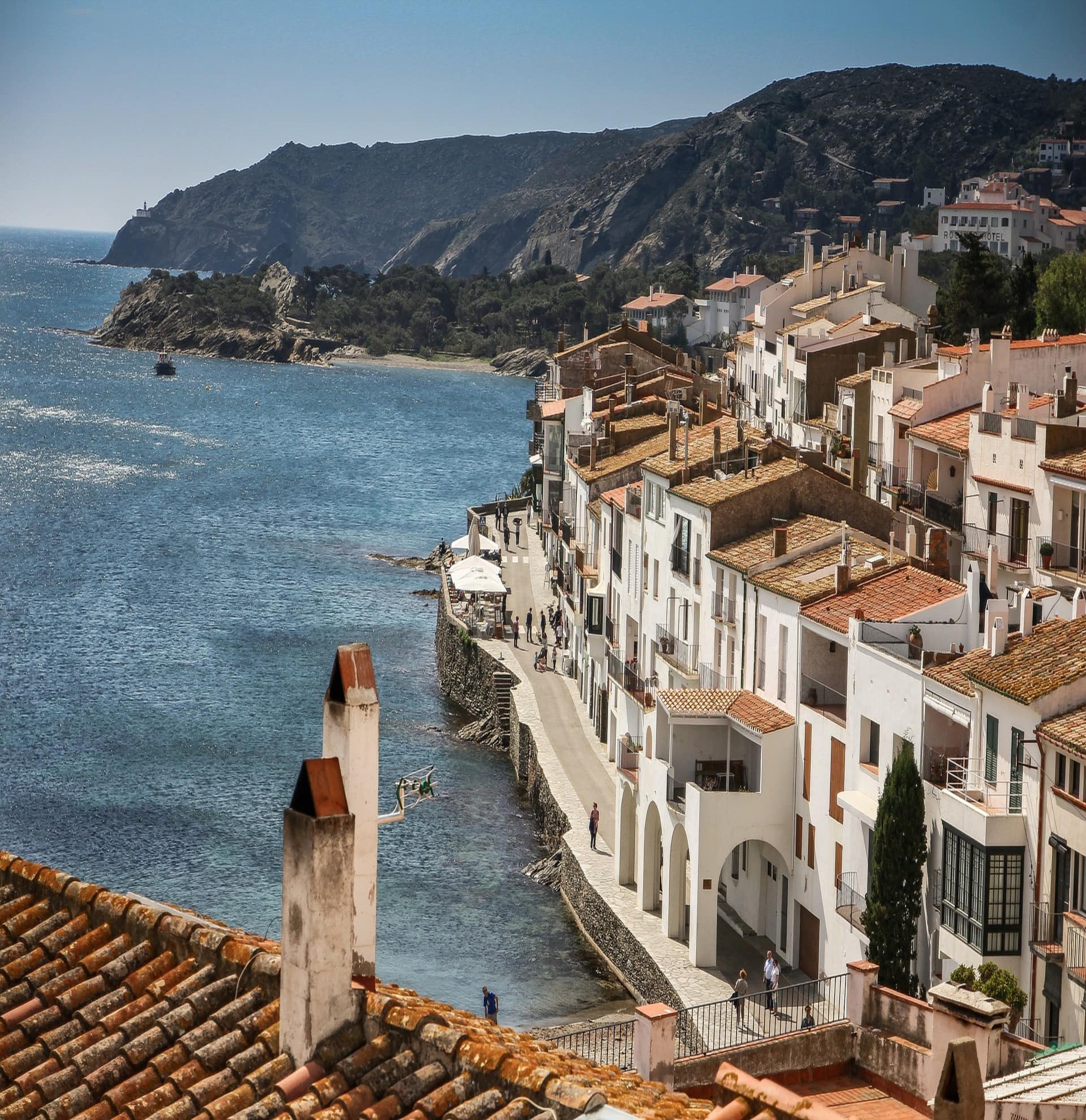 Seitenblick auf einen Küstenort an der Costa Brava mit Fincas direkt am Meer