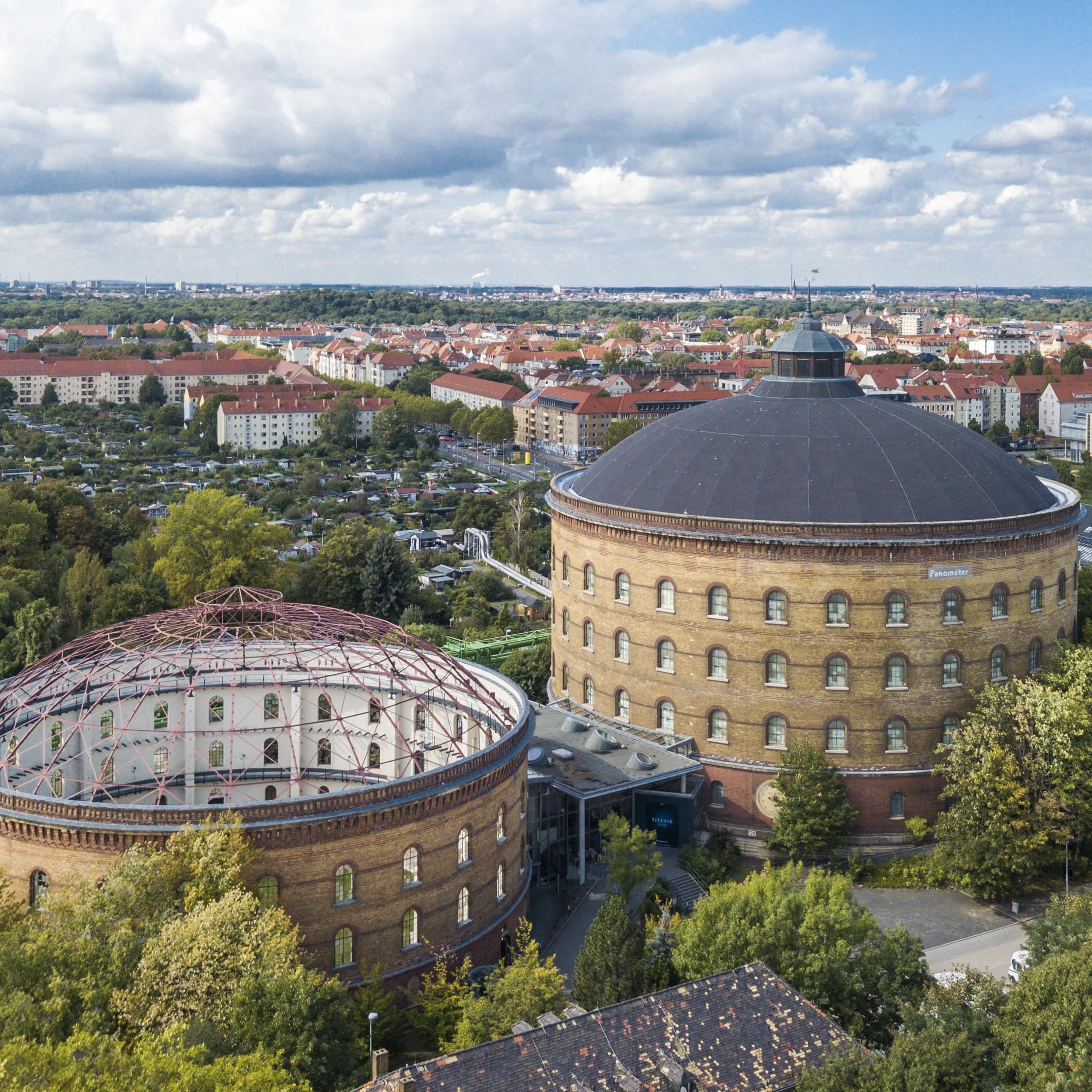 Blick von oben auf das Panometer von Leipzig, rundherum die Stadt.