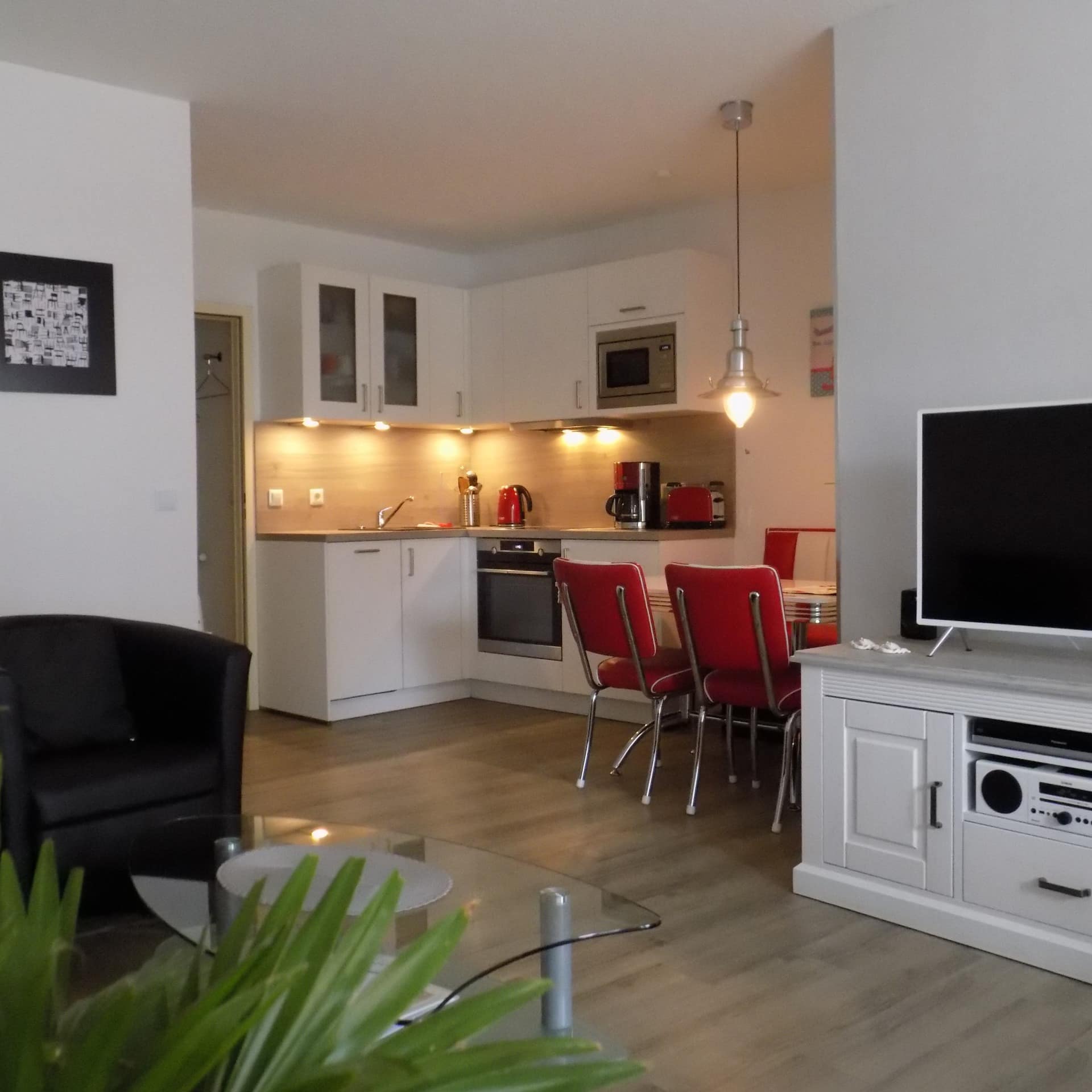 Moderner Wohn- und Küchenbereich einer Ferienwohnung in Grömitz