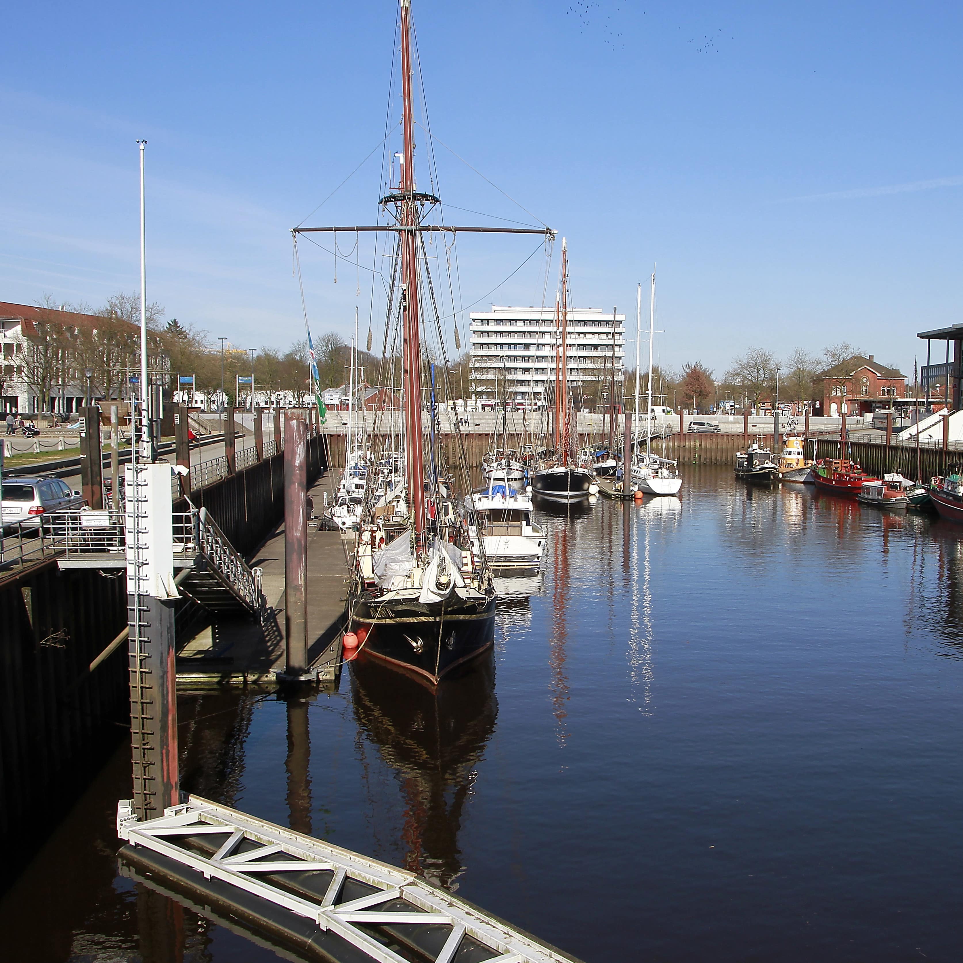 Blick auf den alten Hafen von Bremen Vegesack, einige Boote liegen im Wasser.