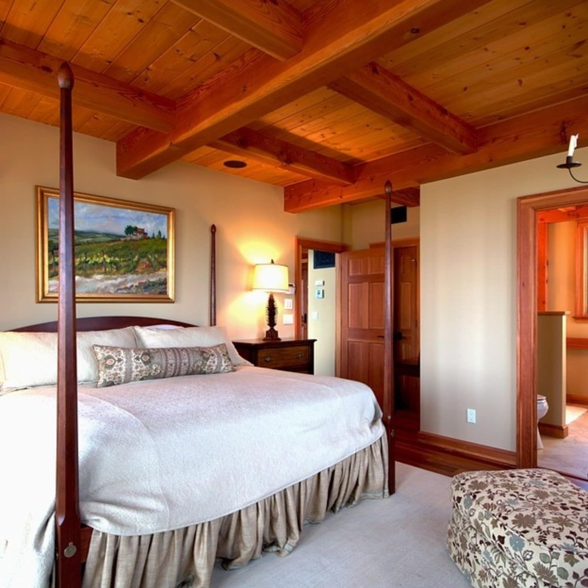 Dunkles und helles Holz verleihen diesem Schlafzimmer einen ländlichen und doch edlen Charme