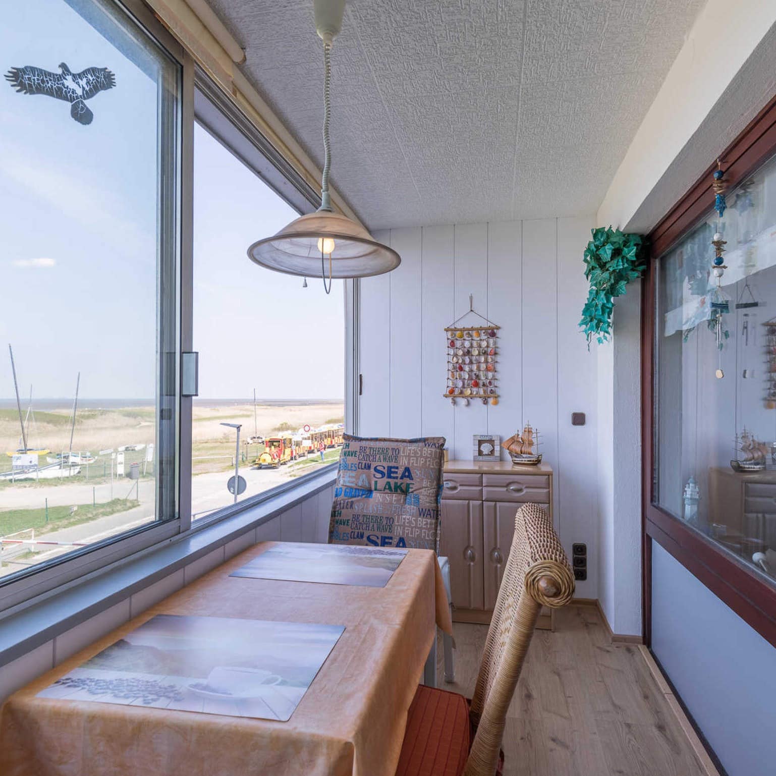 Windgeschützter Balkon einer Ferienwohnung mit Meerblick in Cuxhaven Sahlenburg