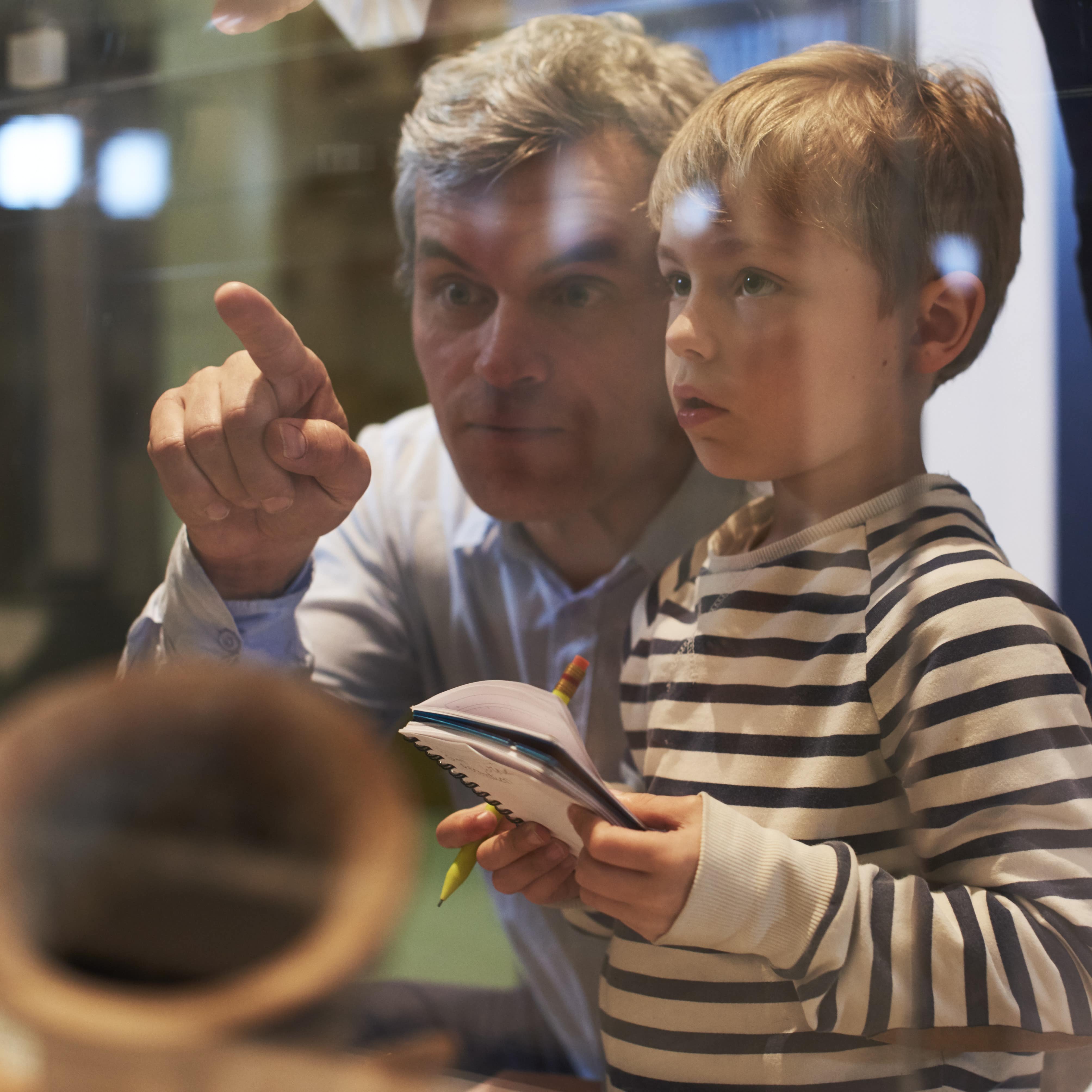 Ein Vater mit Sohn in einem Museum