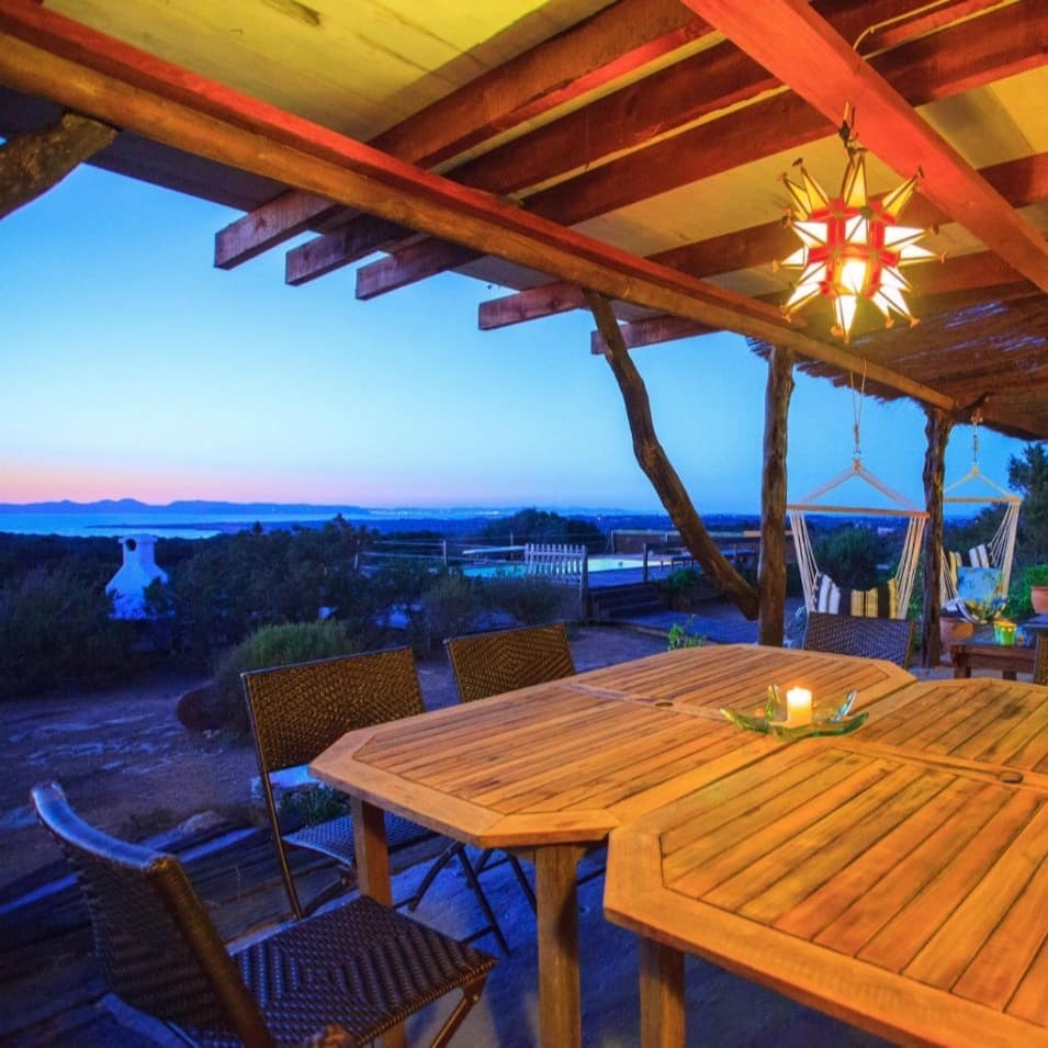 Sonnenuntergang mit Meerblick auf der Terrasse einer Finca auf Formentera