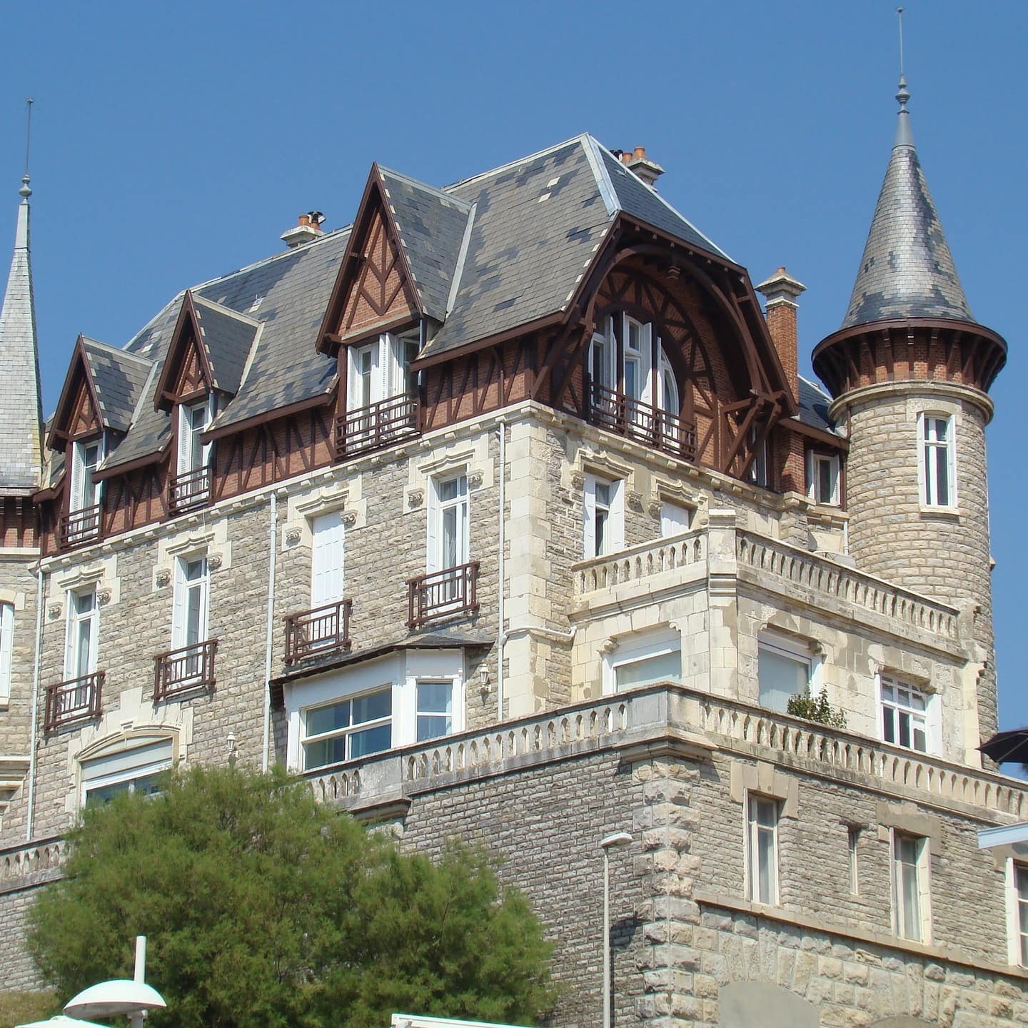 Die Ferienwohnungen in diesem nostalgischen Haus im Seebad Biarritz haben Meerblick.