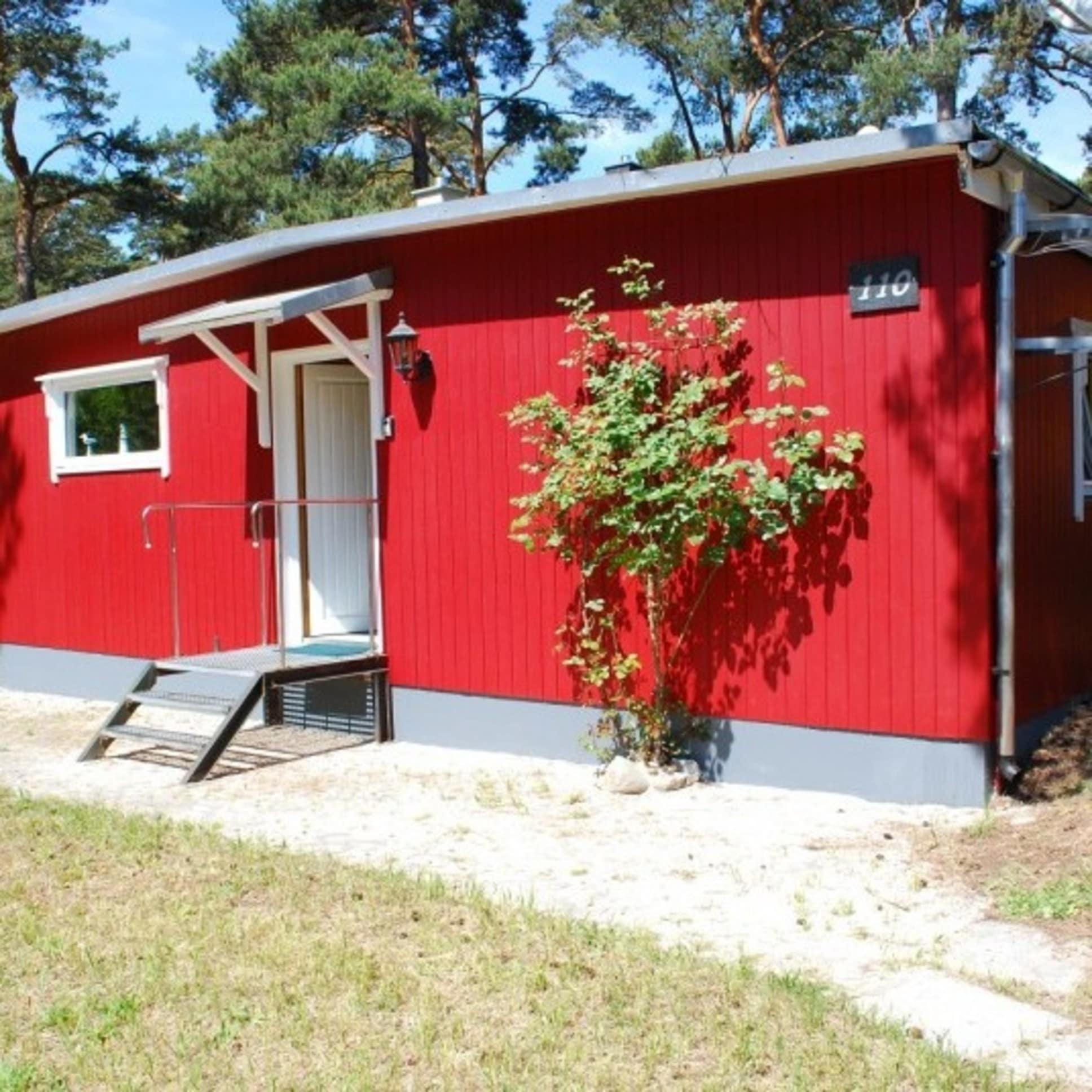 Roter Bungalow auf einem Campingplatz an der Ostsee