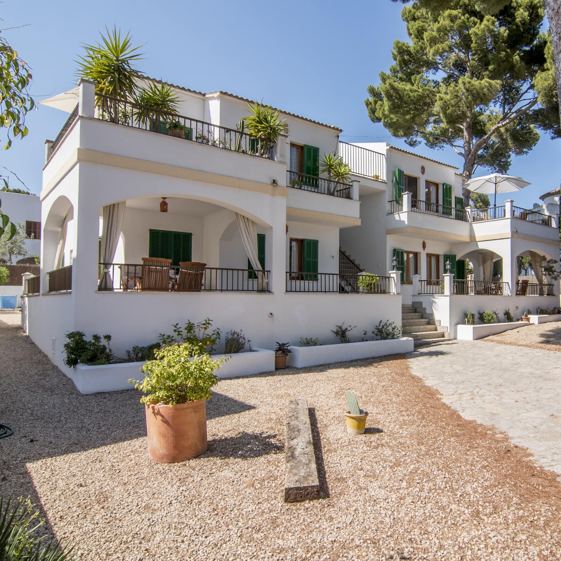 Ferienwohnungen in Cala Ratjada in einem modernen, hellen Wohnhaus, jede mit eigenem Balkon