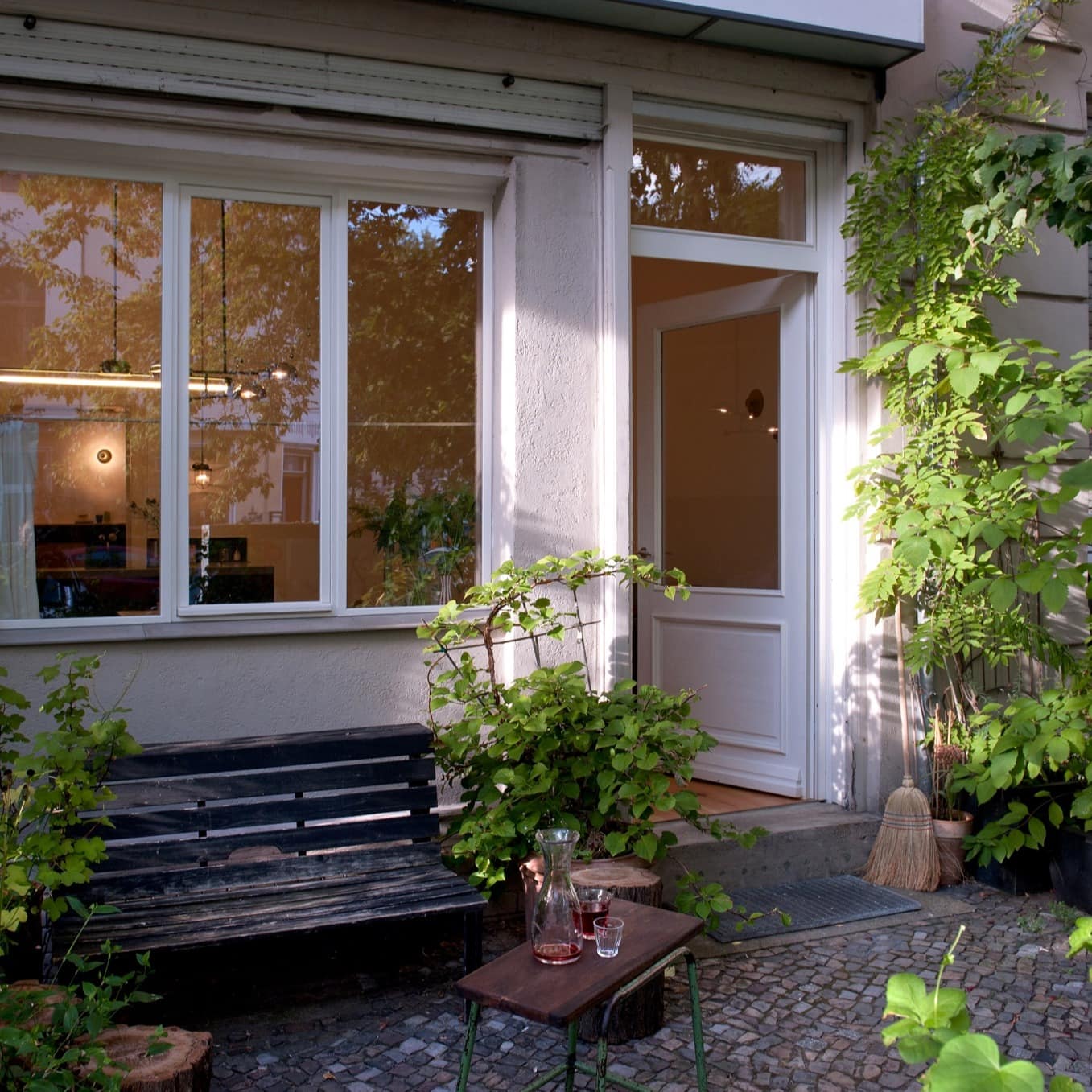 Ferienwohnung in Berlin mit Garten und Sitzbank