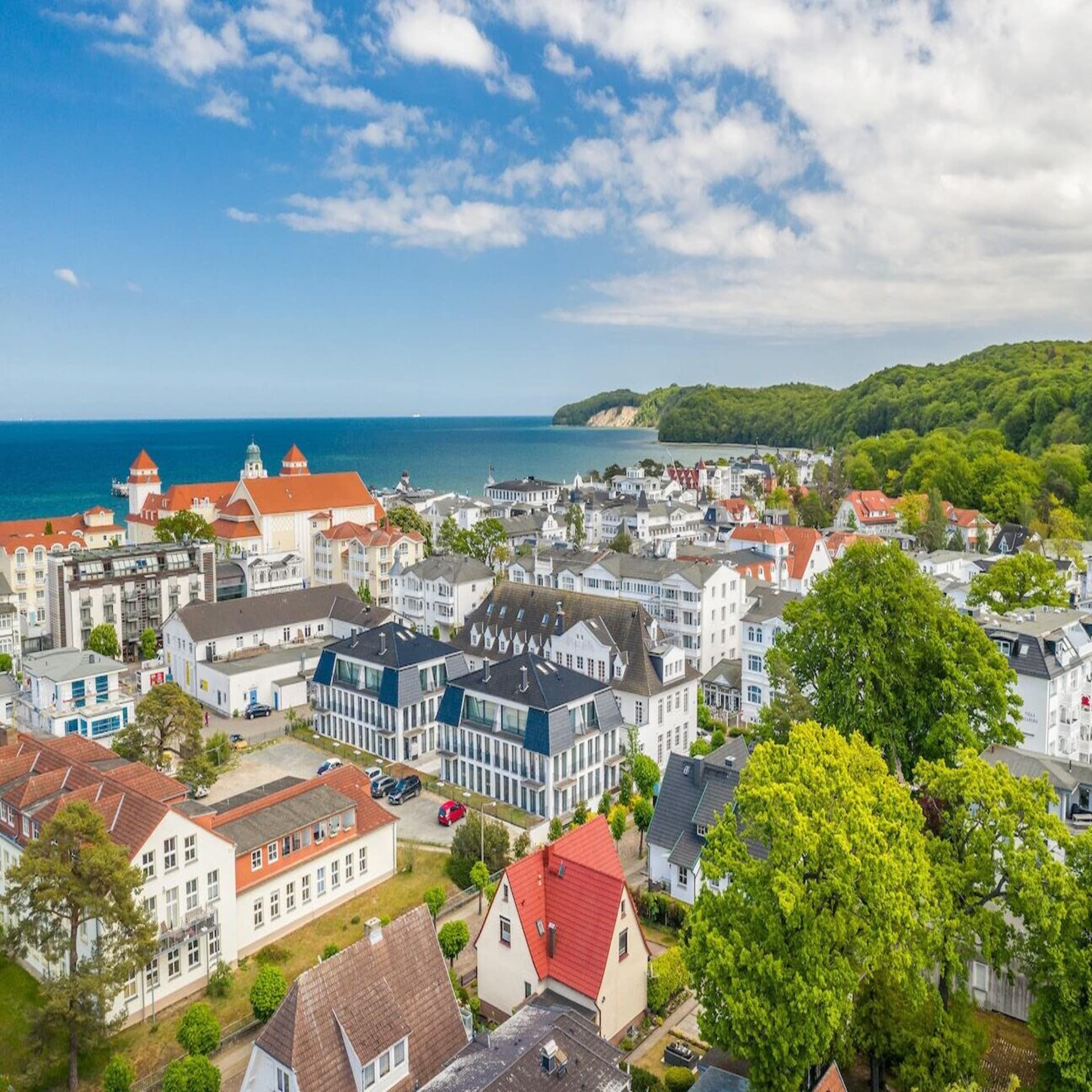 Blick von oben auf den Ort Binz und das Meer.