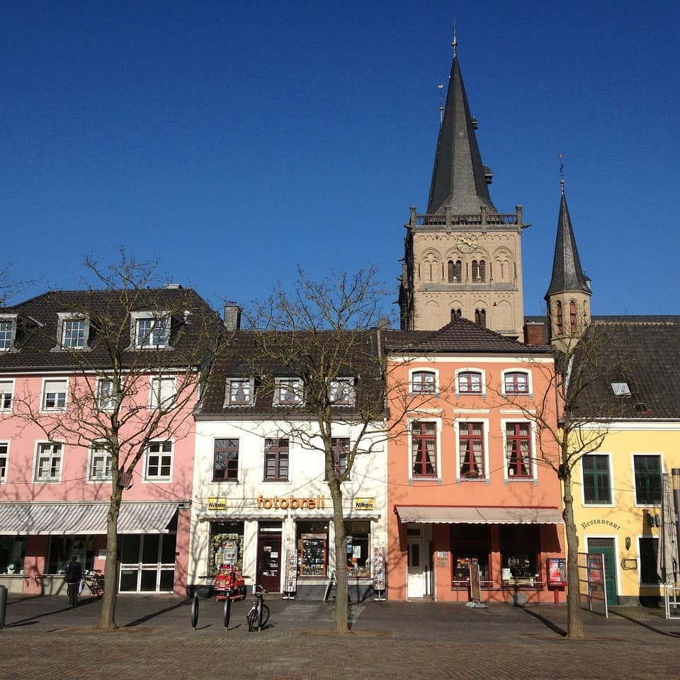 Die Innenstadt von Xanten bezaubert mit ihren pastellfarbig gestrichenen Fassaden.