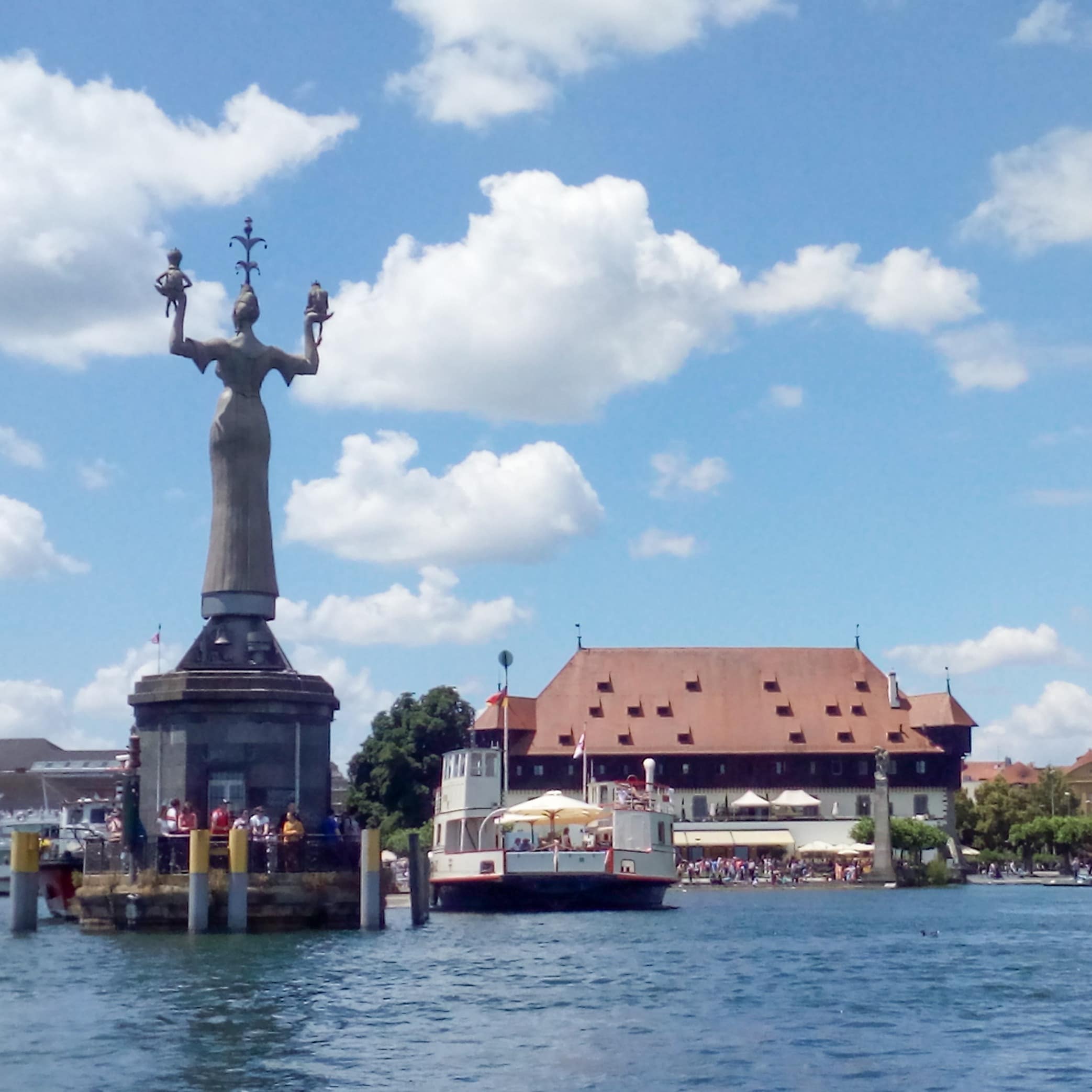 Blick über das Wasser auf die Hafeneinfahrt von Konstanz mit Blick auf die Imperia.