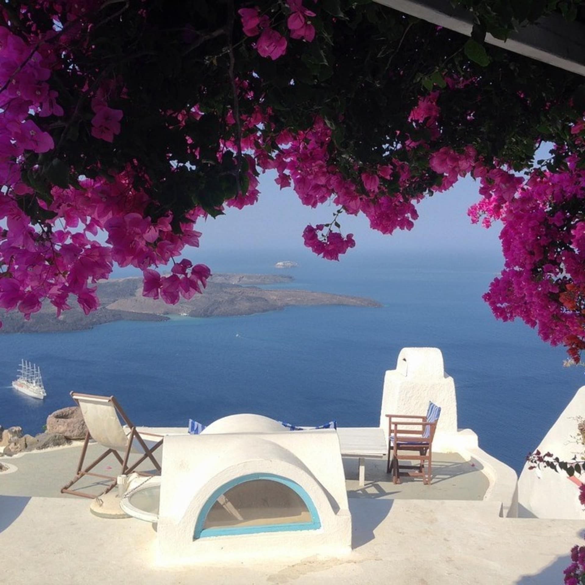 Dachterrasse in Griechenland mit Stühlen und Blick auf das Meer