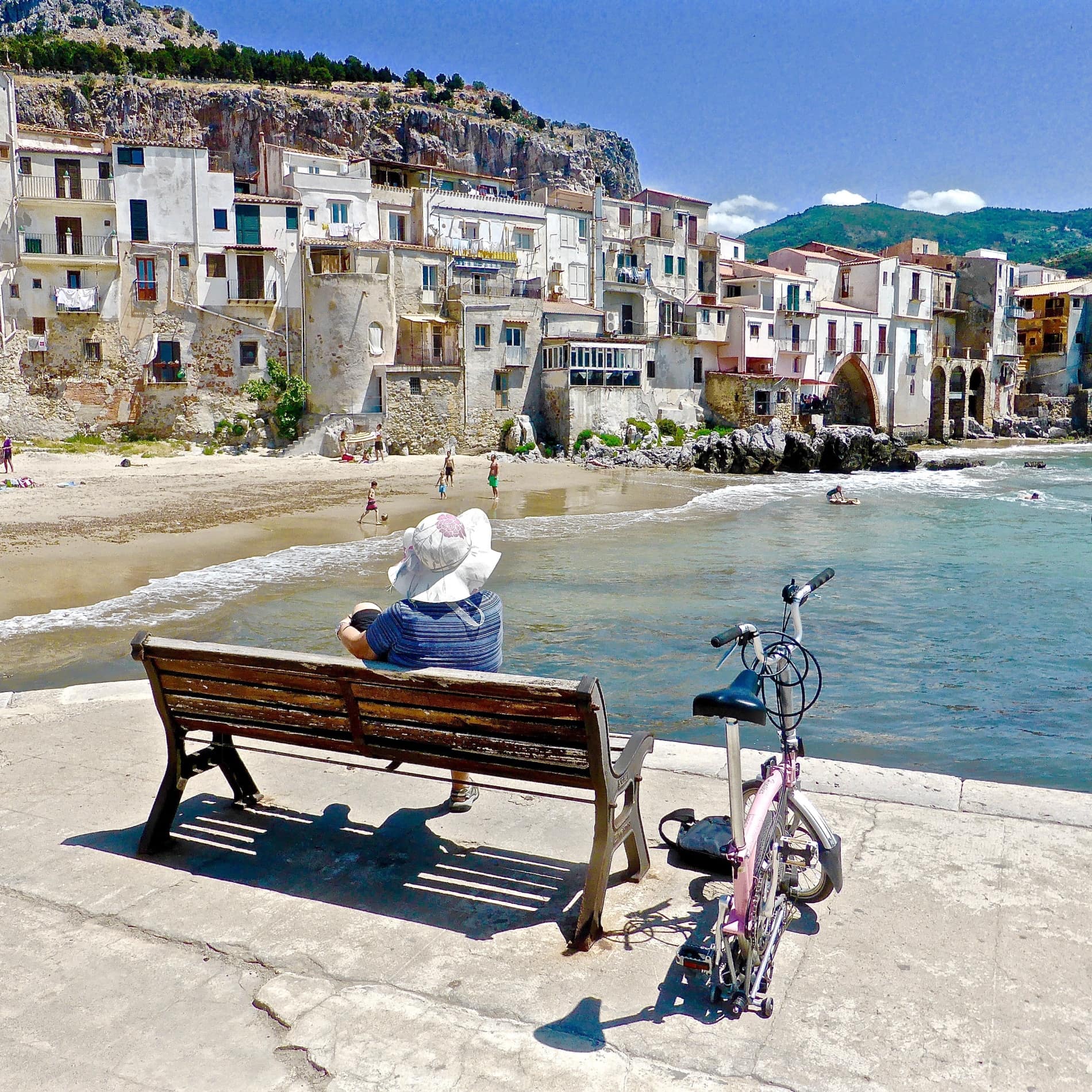 Ferienhäuser in Italien mit Pool: Sitzbank am Meer mit Blick auf Cefalu