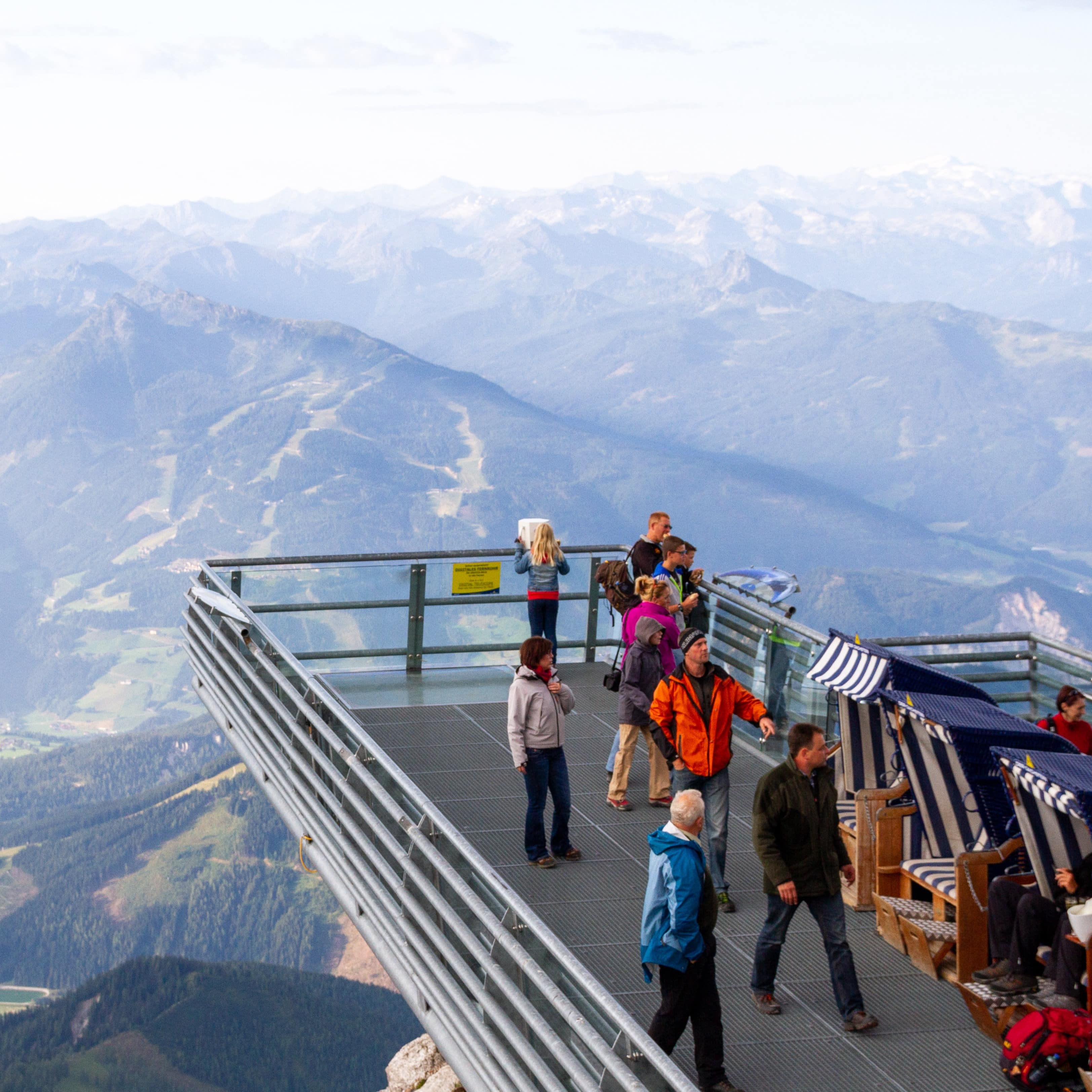 Menschen auf dem Dachstein Skywalk