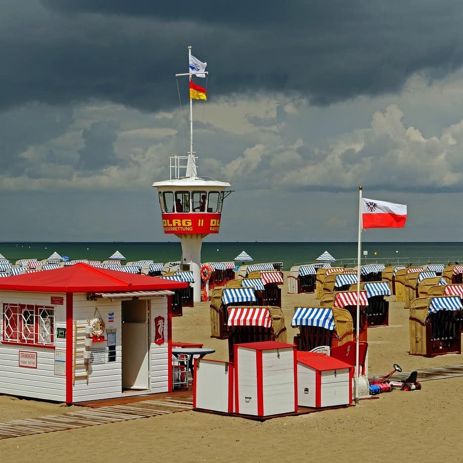 Strandkörbe am Strand von Travemünde vor den Toren von Lübeck