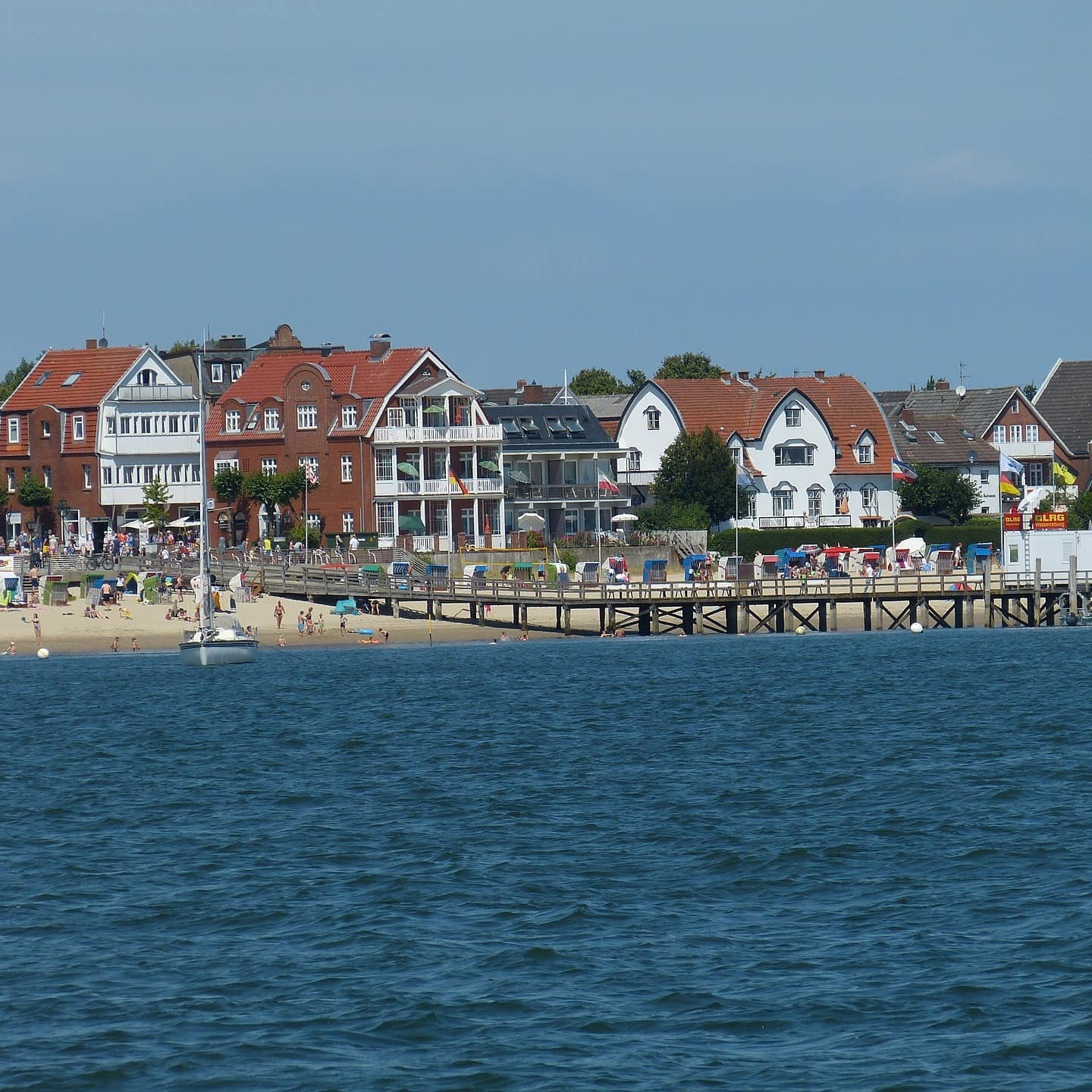 Blick vom Wasser auf den Strand und Häuser von Wyk auf Föhr