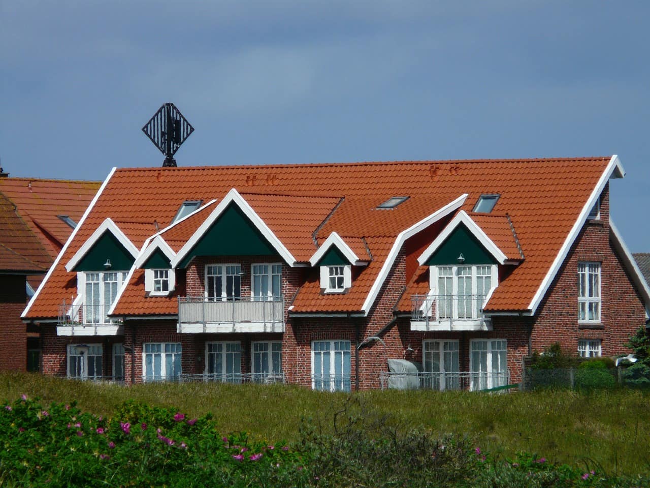 Diese Ferienapartments liegen direkt hinter dem Deich und haben Balkone.