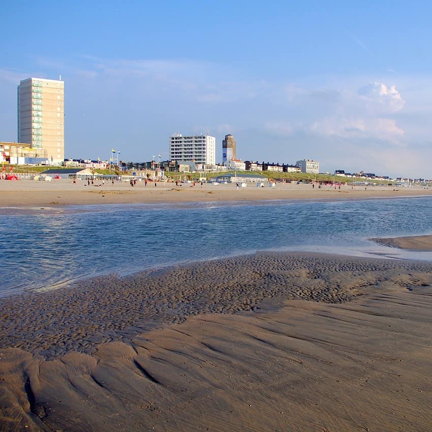 Zandvoort liegt genau zwischen Nord- und Südholland und bietet neben einem endlosen Strand zahlreiche Ferienwohnungen mit besten Aussichten aufs Wasser.