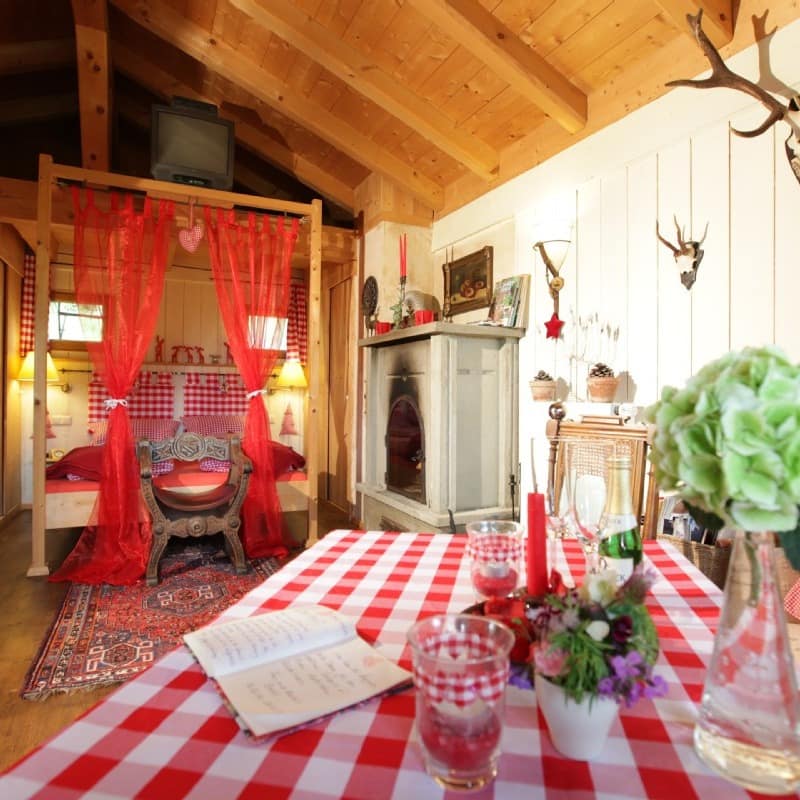 Gemütliche Berghütte im Allgäu mit rotem Himmelbett